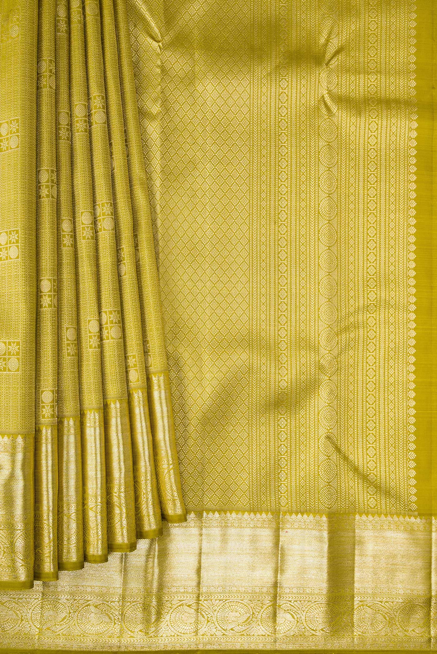 Pleats and pallu of Mehandi Green Dual Tone Kanchipuram Silk Saree with Zari Brocade on the body and Zari Border. 