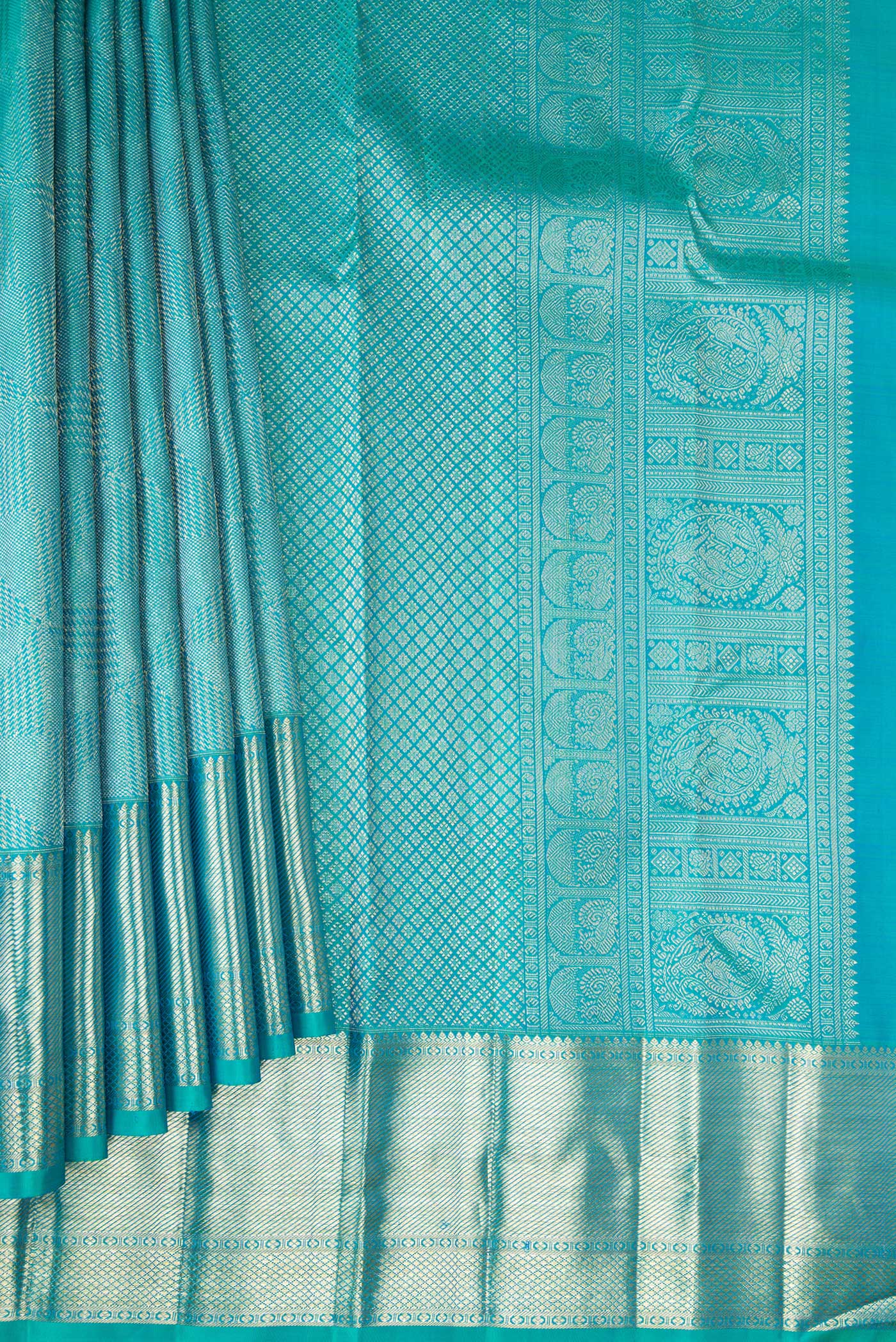 Pleats and pallu of Turquoise Dual Tone Kanchipuram Silk Saree with Zari Brocade on the body and Zari Border. 