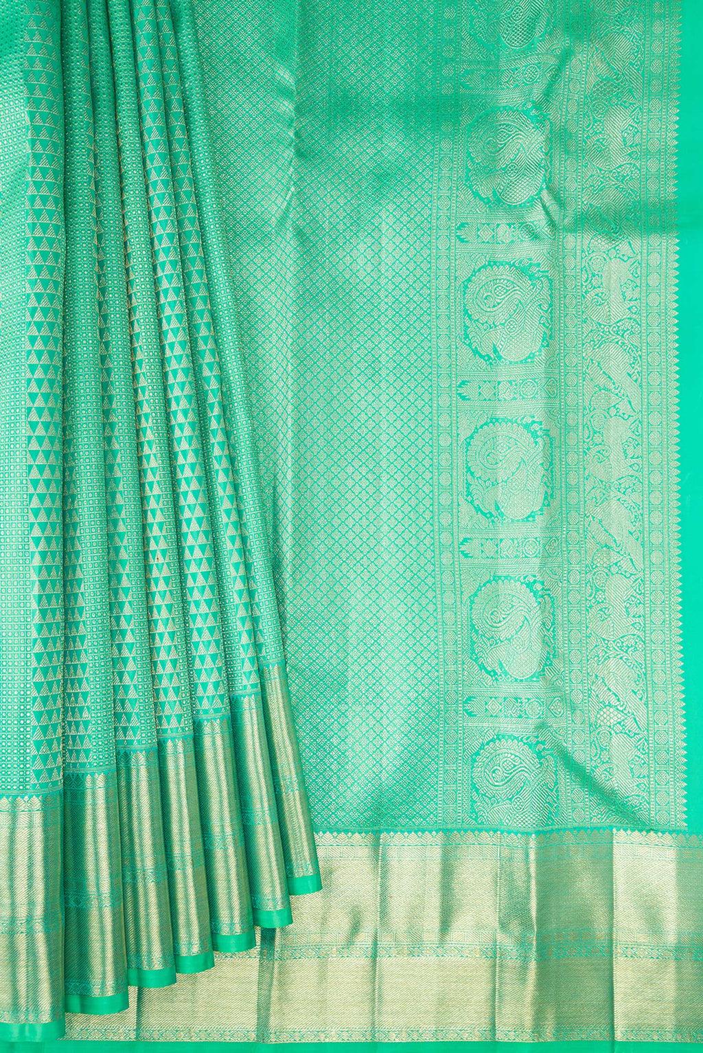 Pleats and pallu of Sea Green Dual Tone Kanchipuram Silk Saree with Zari Brocade on the body and Zari Border. 