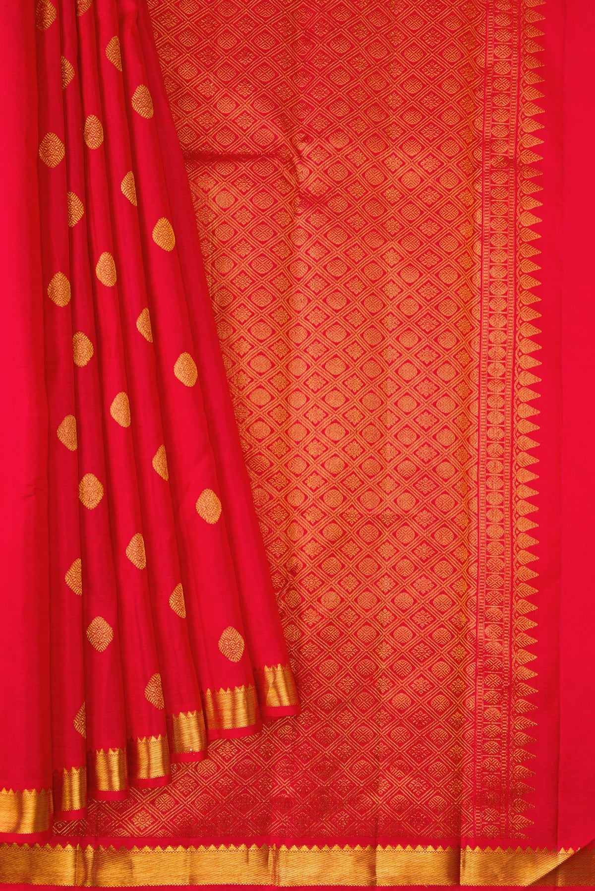 Pleats and pallu of Red Dual Tone Kanchipuram Silk Saree with Zari Butta on the body and Zari Border. 