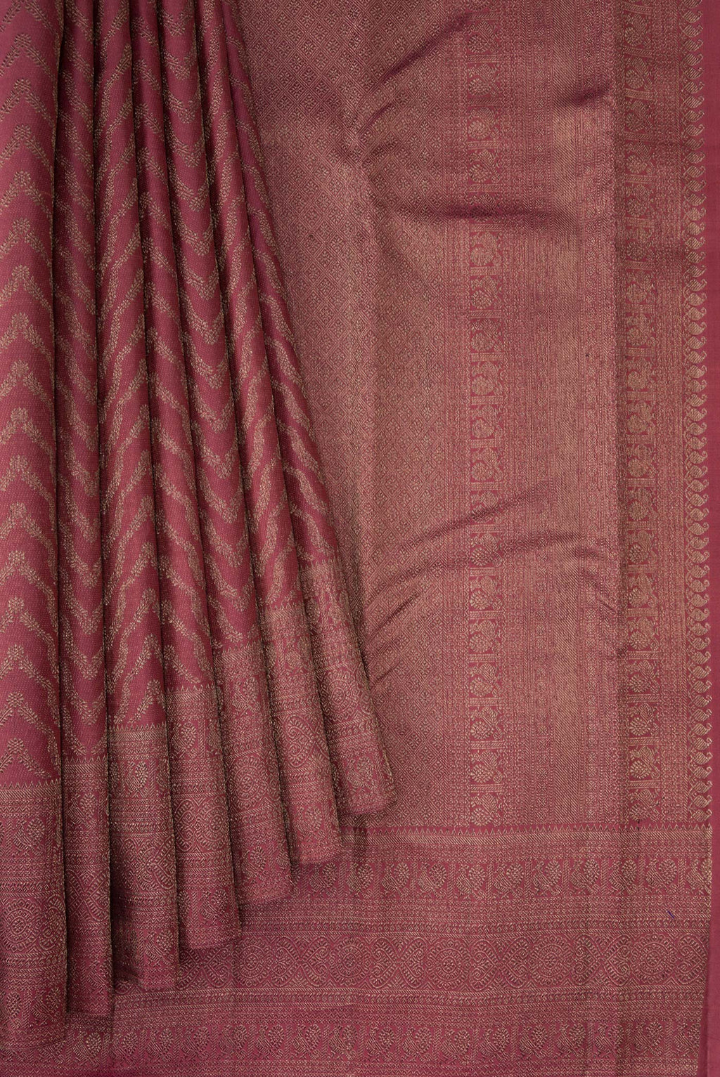 Pleats and pallu of Dark Mauve Dual Tone Kanjivaram Silk Saree with Jacquard design on the body and Zari Border. 