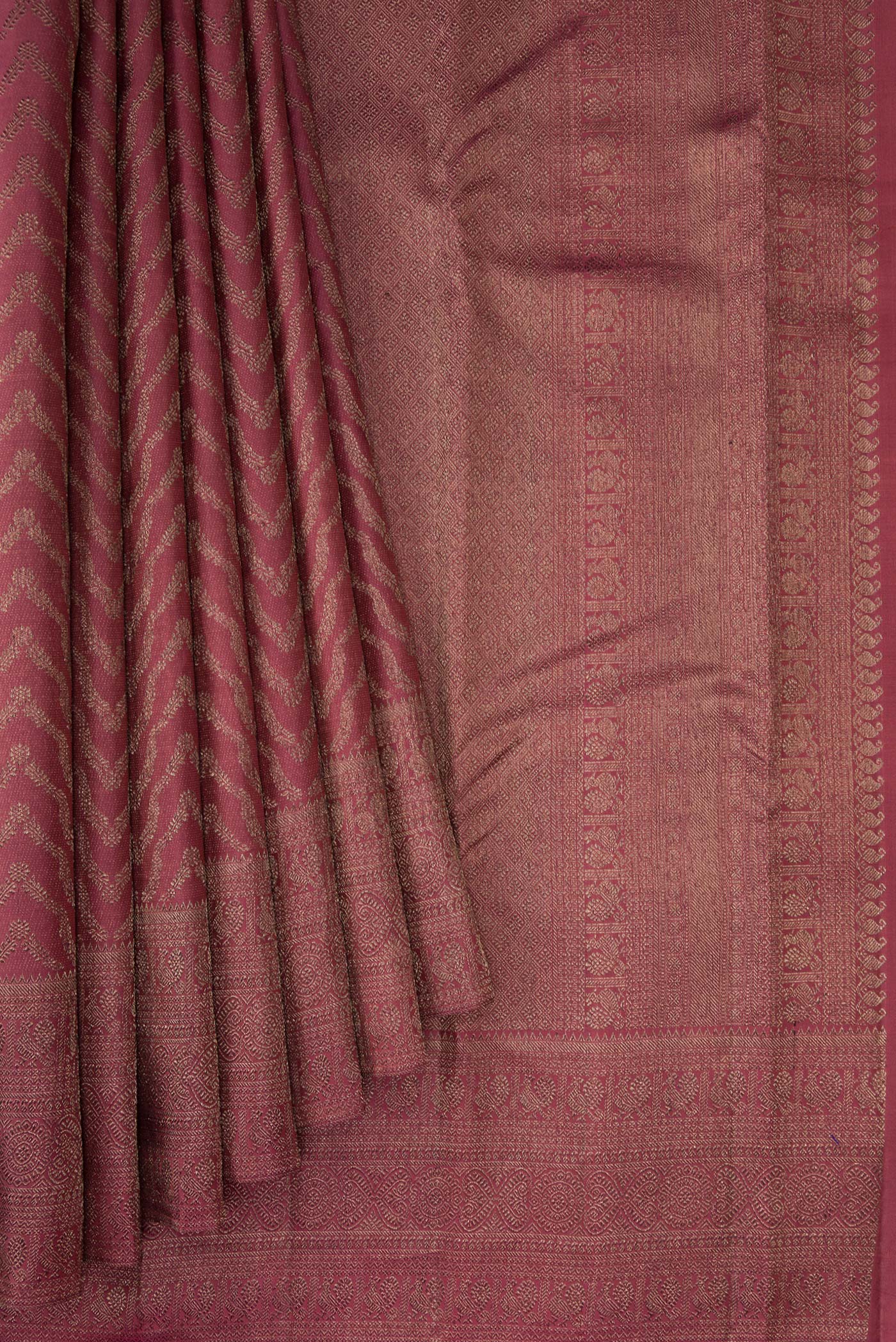 Pleats and pallu of Dark Mauve Dual Tone Kanjivaram Silk Saree with Jacquard design on the body and Zari Border. 