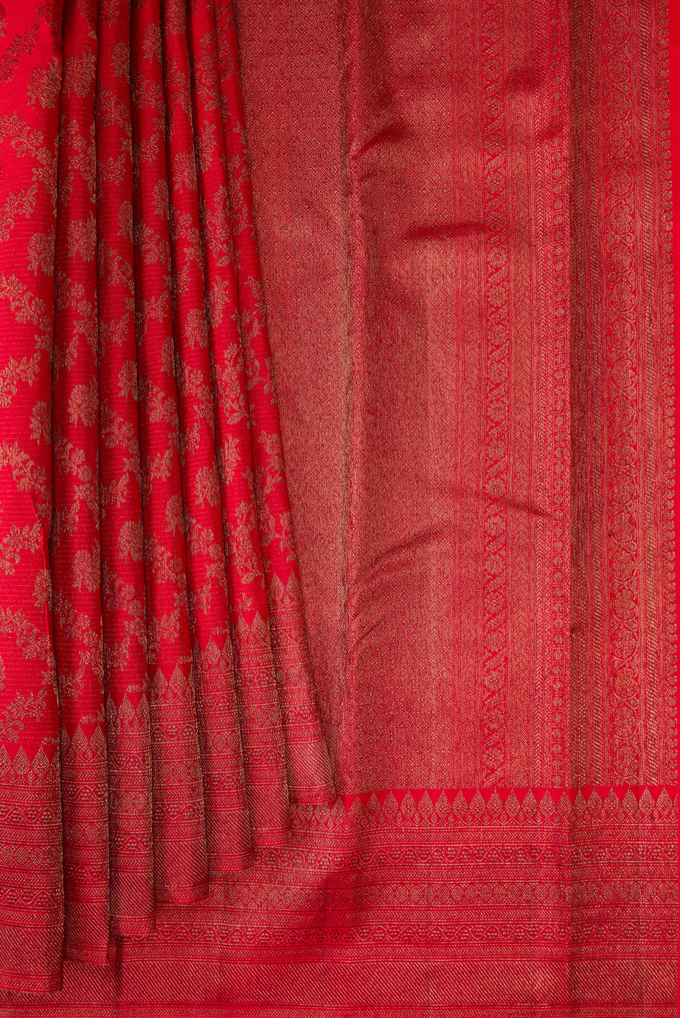 Pleats and pallu of Red Dual Tone Kanjivaram Silk Saree with Jacquard design on the body and Fancy Border. 