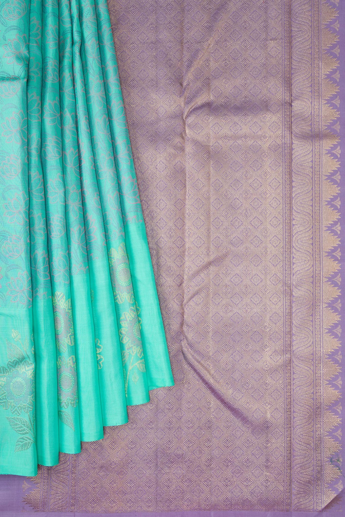 Pleats and pallu of Sea Green Dual Tone Kanchipuram Silk Saree with Jacquard design on the body and Fancy Border. 