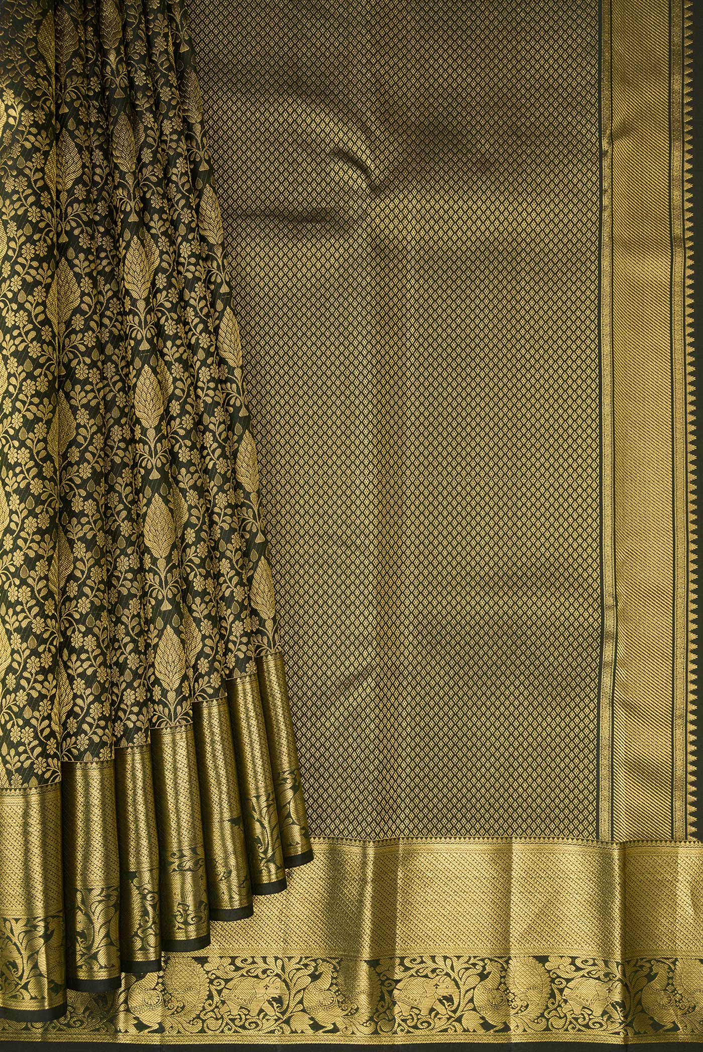 Pleats and pallu of Bottle Green Kanchipuram Silk Saree with Zari Brocade on the body and Zari Border. 