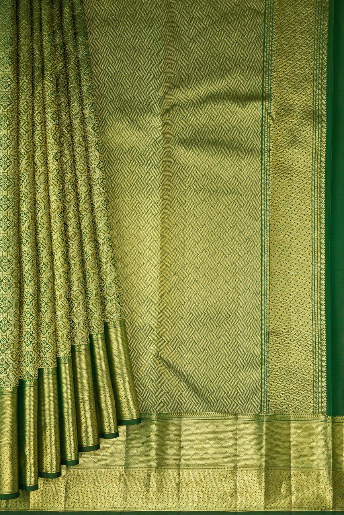 Pleats and pallu of Bottle Green Kanchipuram Silk Saree with Zari Brocade on the body and Zari Border. 