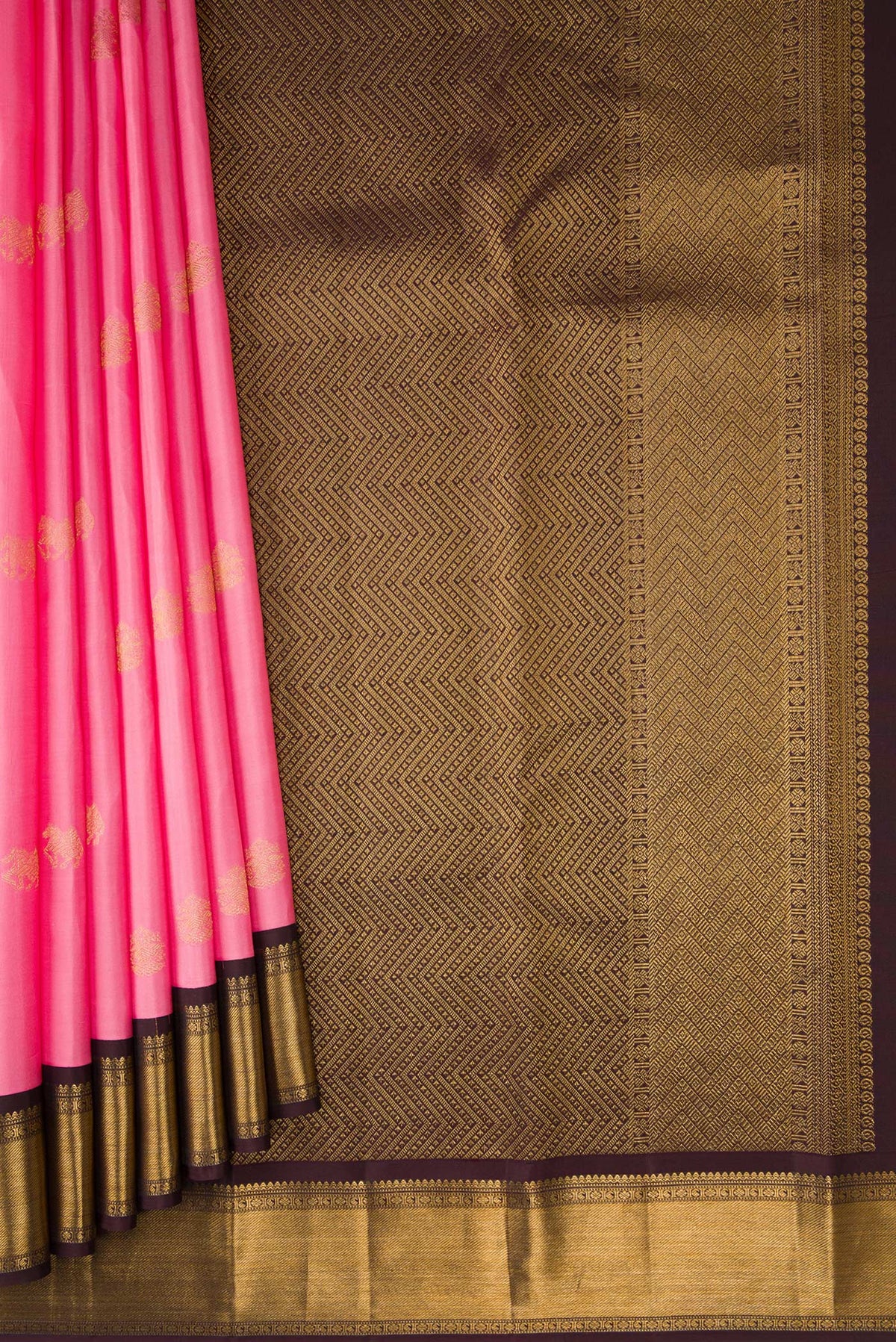 Pleats and pallu of Rose pink Kanchipuram Silk Saree with Zari Butta on the body and Zari Border. 