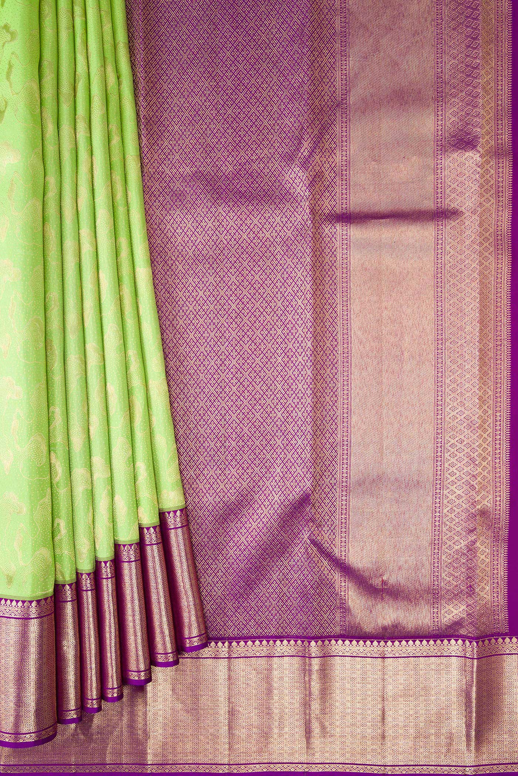Pleats and pallu of Pista Green Kanchipuram Silk Saree with Zari Brocade on the body and Zari Border. 