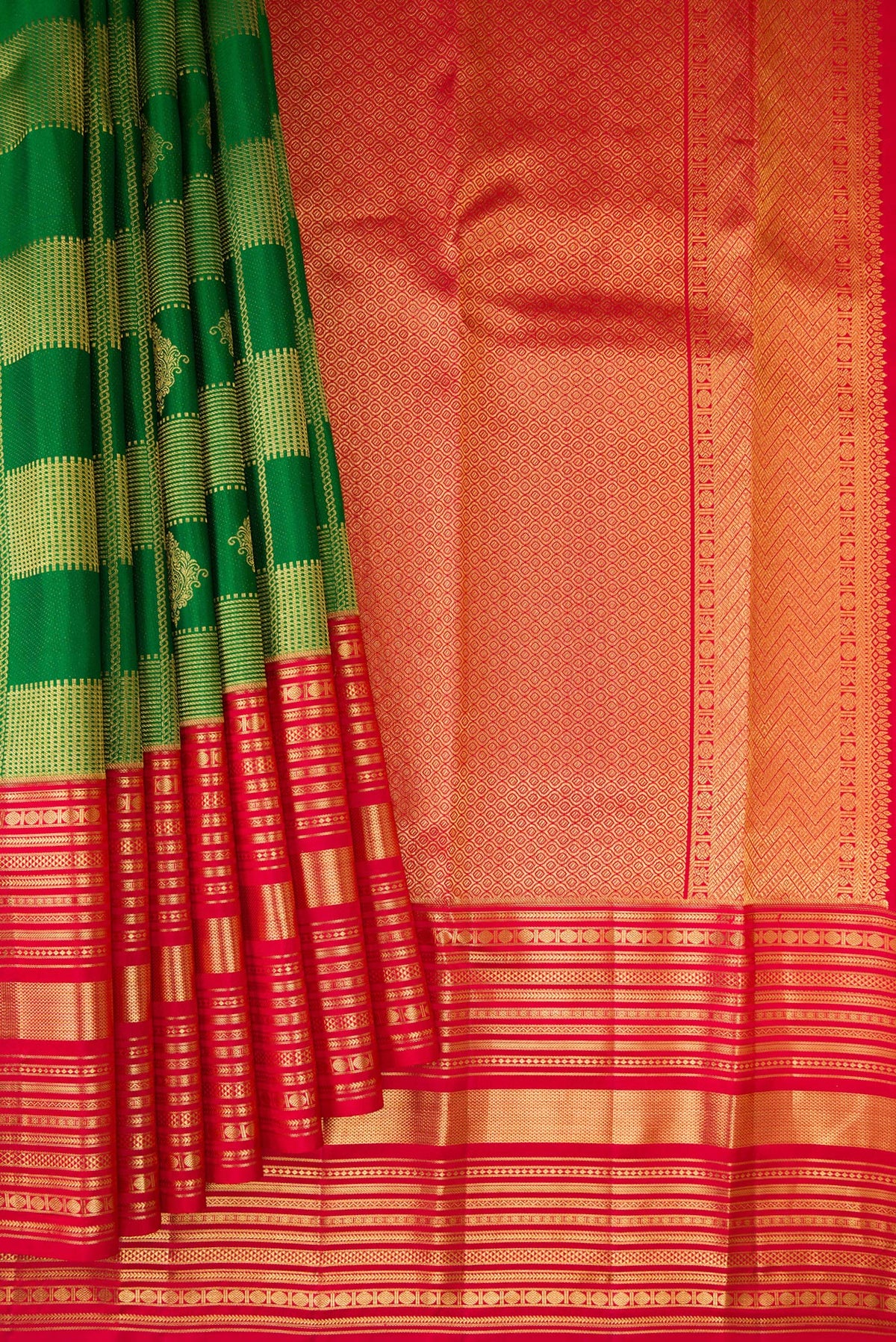 Pleats and pallu of Green Kanchipuram Silk Saree with Zari Brocade on the body and Zari Border. 