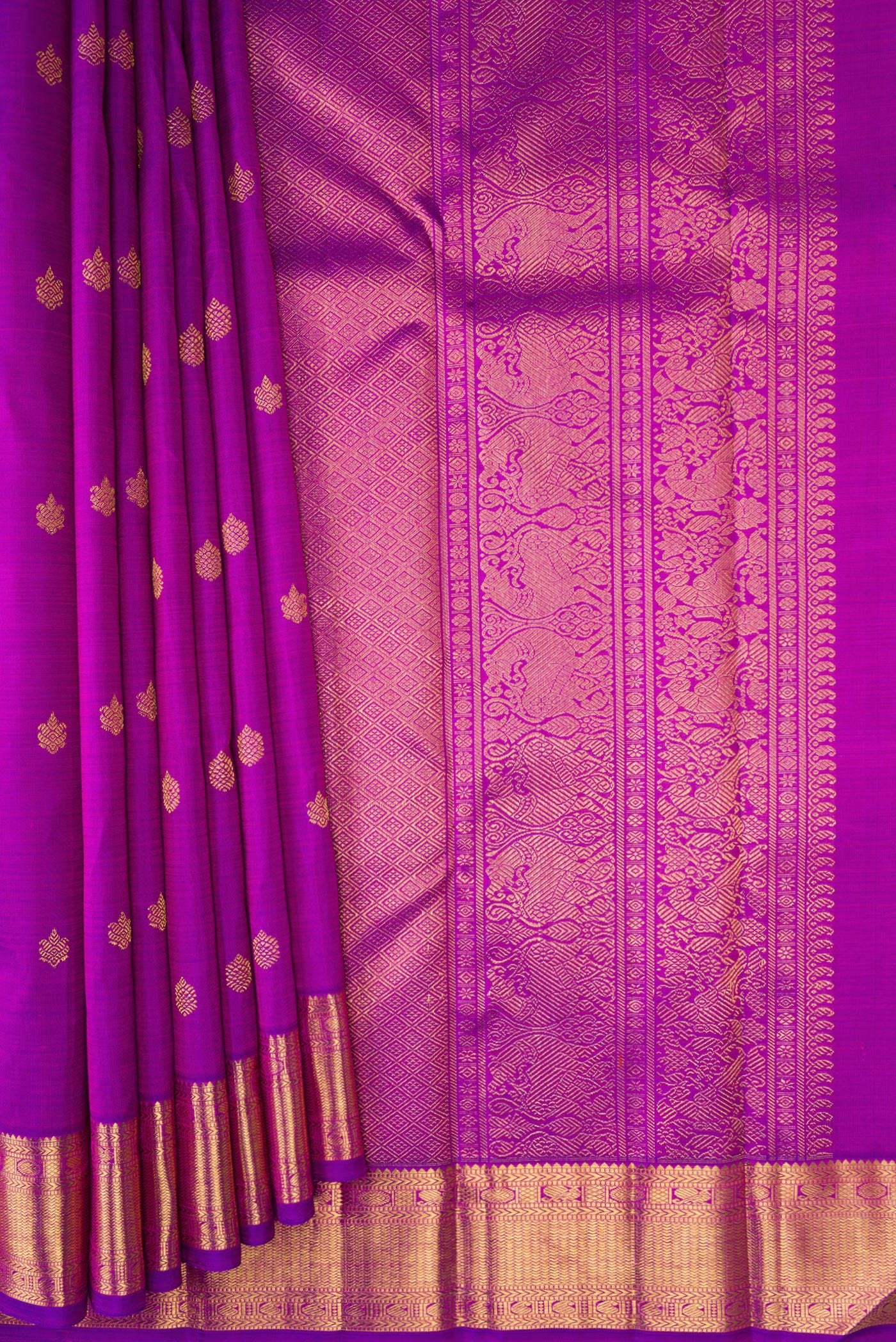 Pleats and pallu of Pure Silk Pure Zari Magenta Dual Tone Kanjivaram Saree with Zari Butta on the body and Zari Border. 