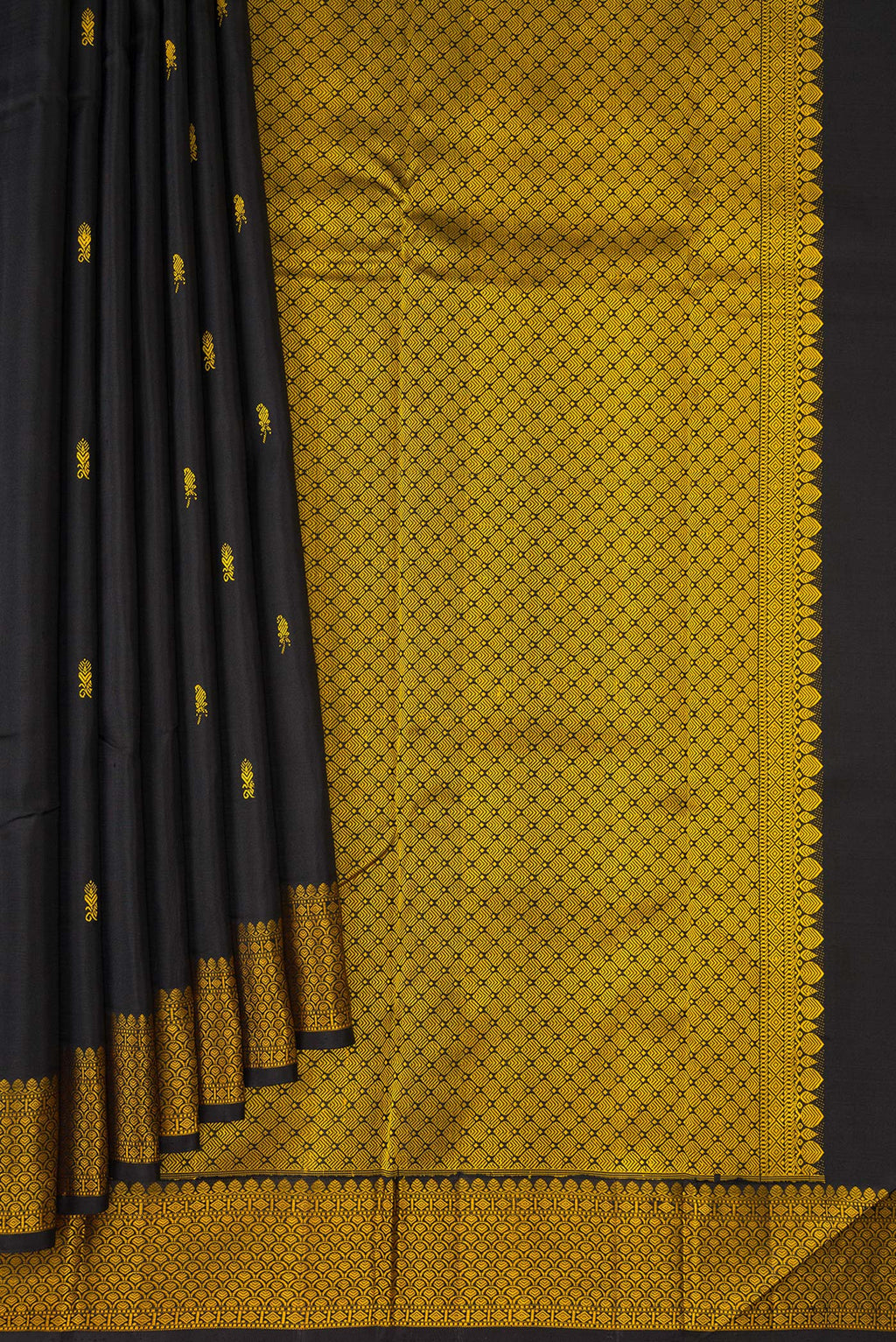 Pleats and pallu of Black Kanchipuram Silk Saree with Thread Butta on the body and Thread Border. 