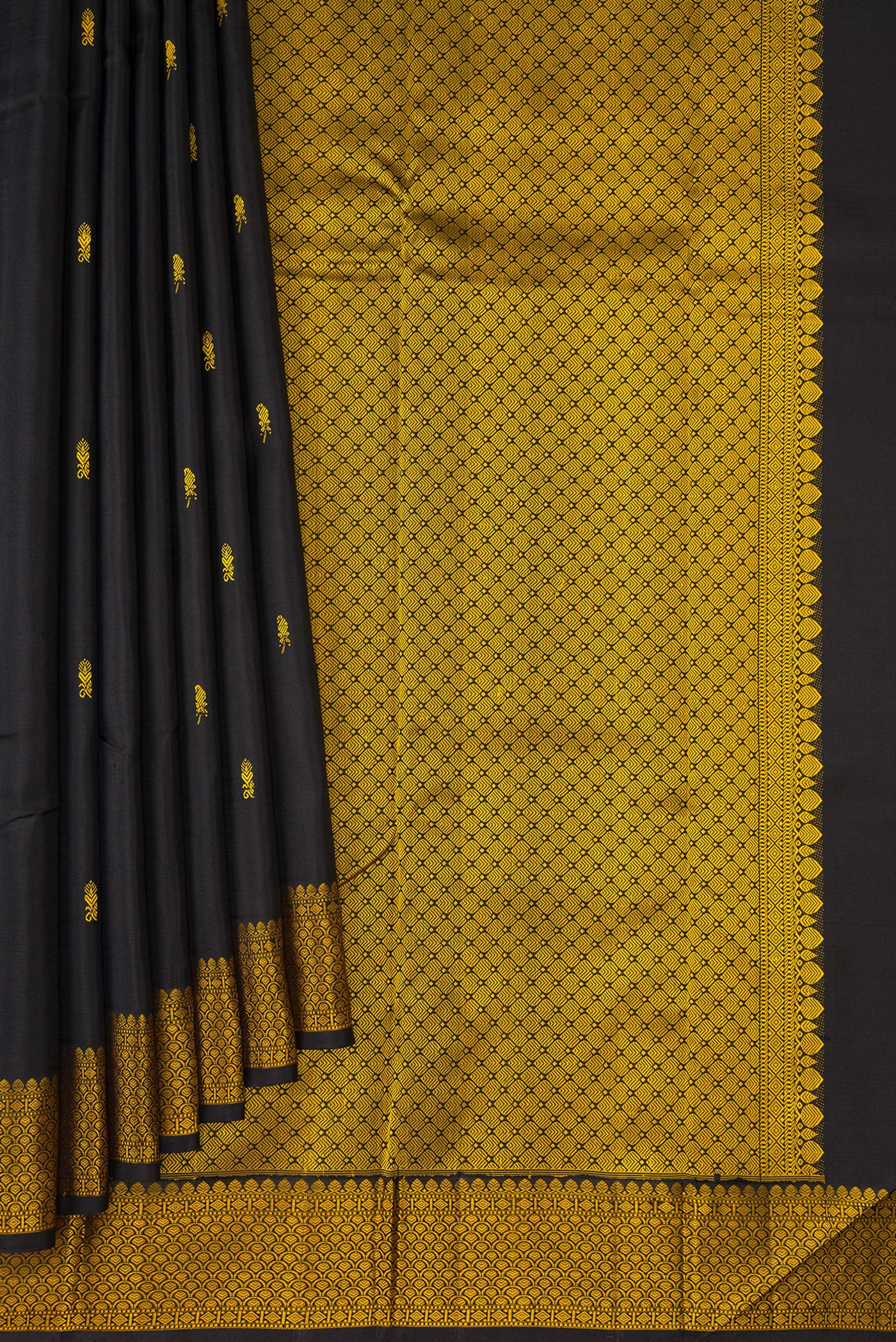 Pleats and pallu of Black Kanchipuram Silk Saree with Thread Butta on the body and Thread Border. 