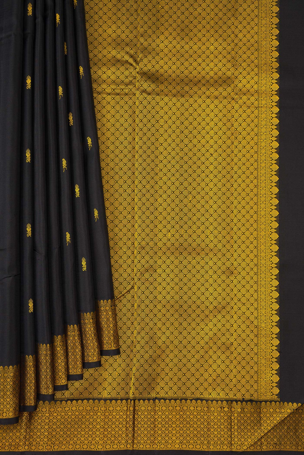 Pleats and pallu of Black Kanchipuram Silk Saree with Thread Butta on the body and Thread Border. 