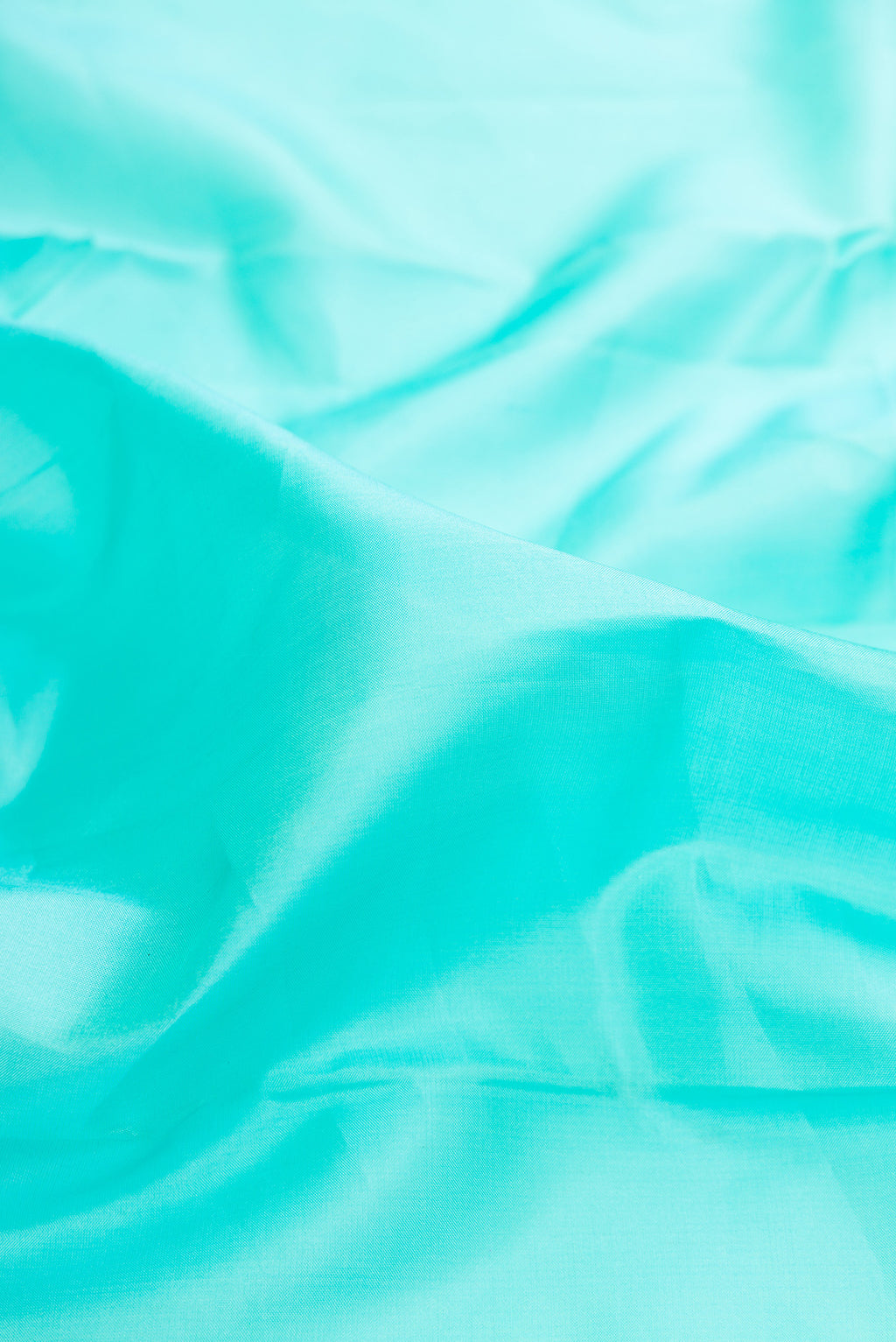 Close up of Pure Silk Turquoise Bangalore Nine Yards Saree with Plain Body and Temple Border.  displaying folds