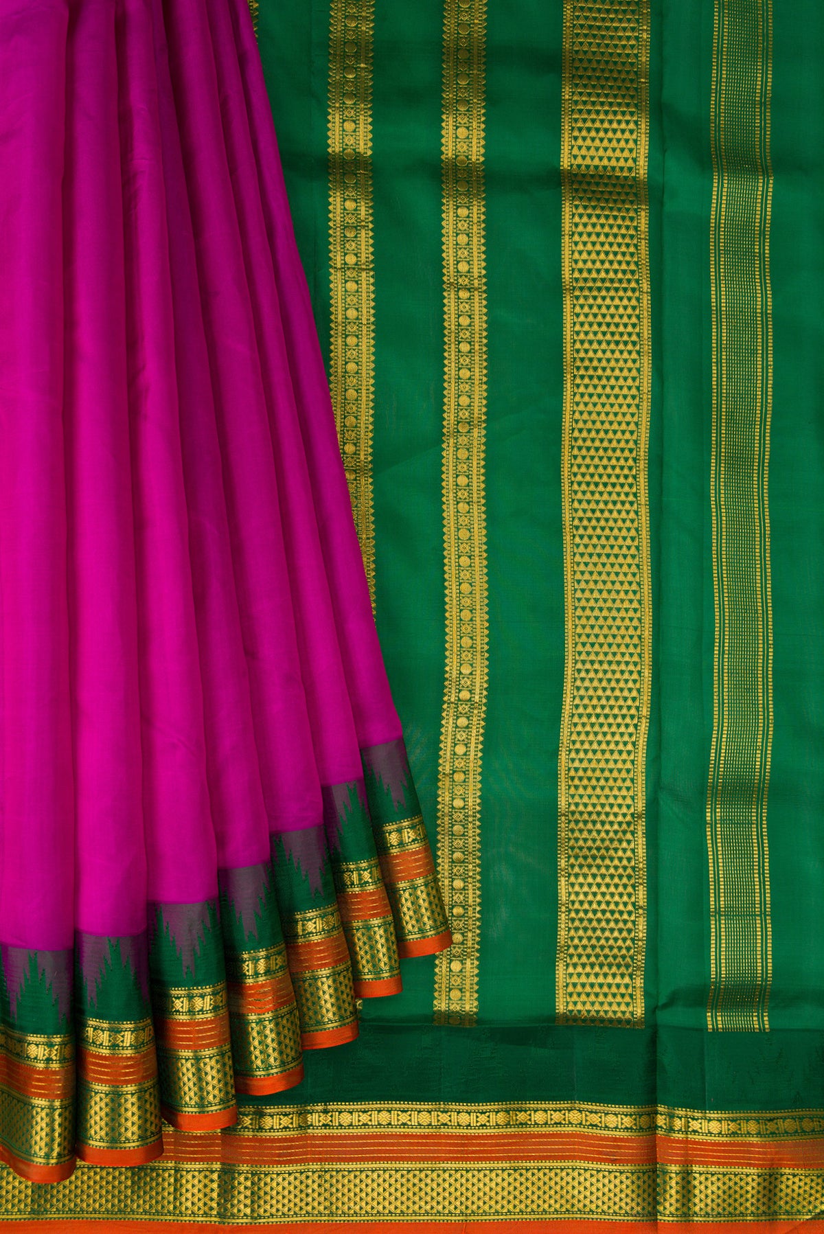 Pleats and pallu of Pure Silk Magenta Kanjivaram Nine Yards Saree with Plain Body and Zari Border. 