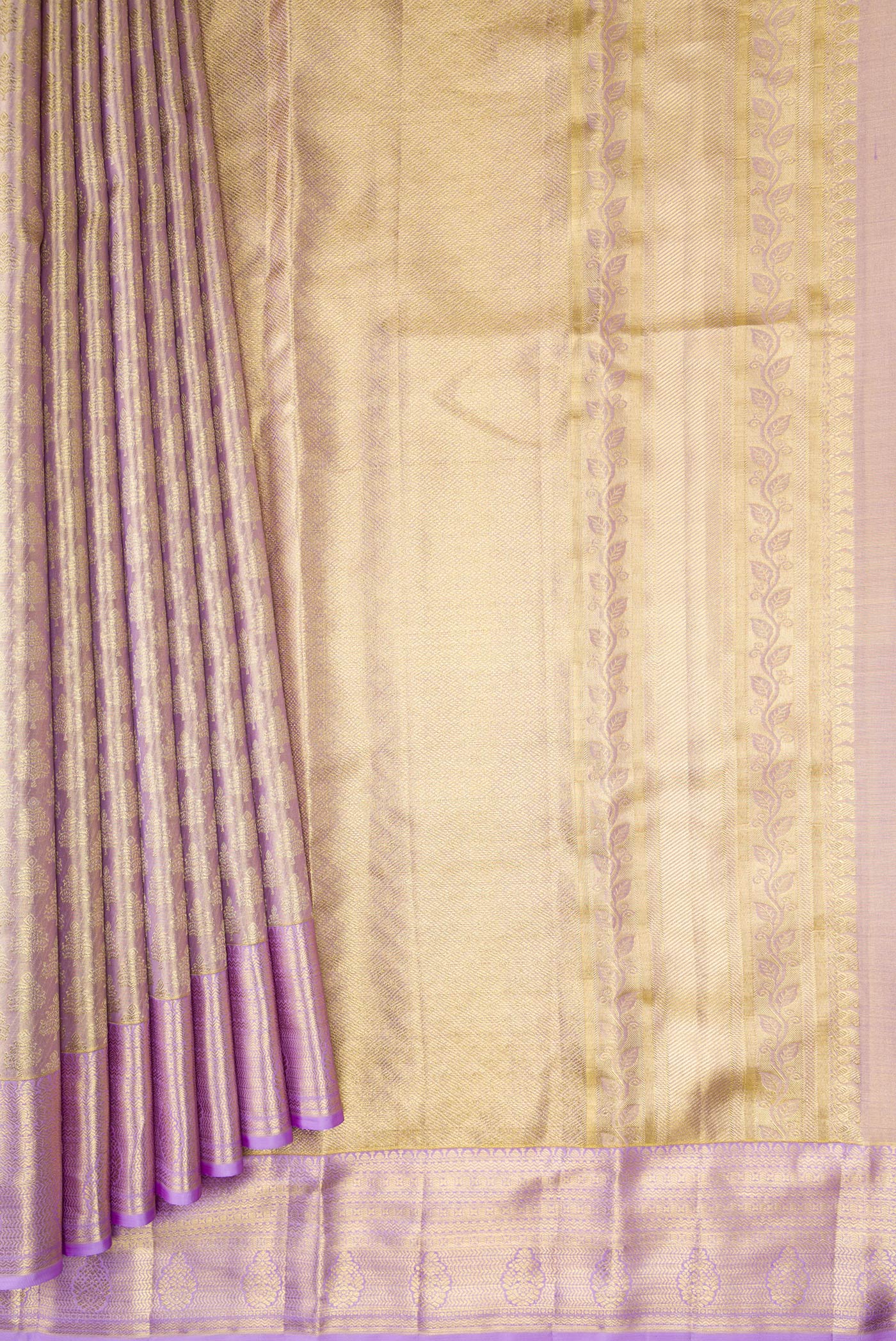 Pleats and pallu of Lavender Dual Tone Kanchipuram Tissue Silk Saree with Zari Brocade on the body and Zari Border. 