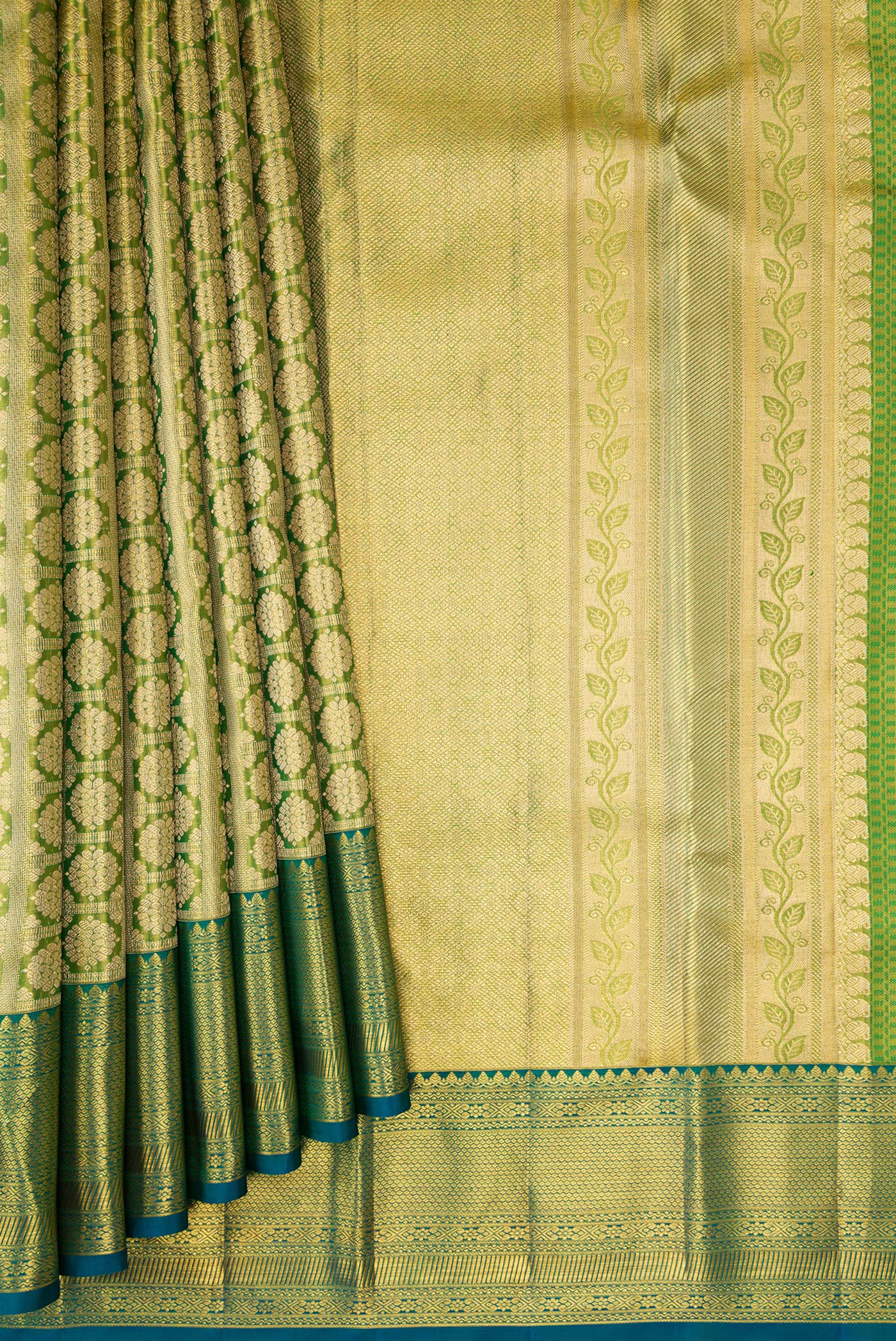 Pleats and pallu of Green Dual Tone Kanchipuram Tissue Silk Saree with Zari Brocade on the body and Zari Border. 