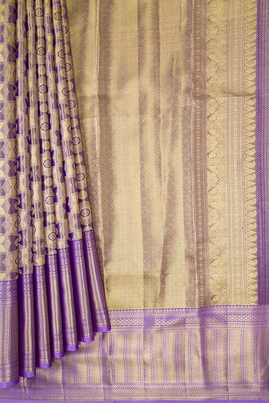Pleats and pallu of Lavender Dual Tone Kanchipuram Tissue Silk Saree with Zari Brocade on the body and Zari Border. 