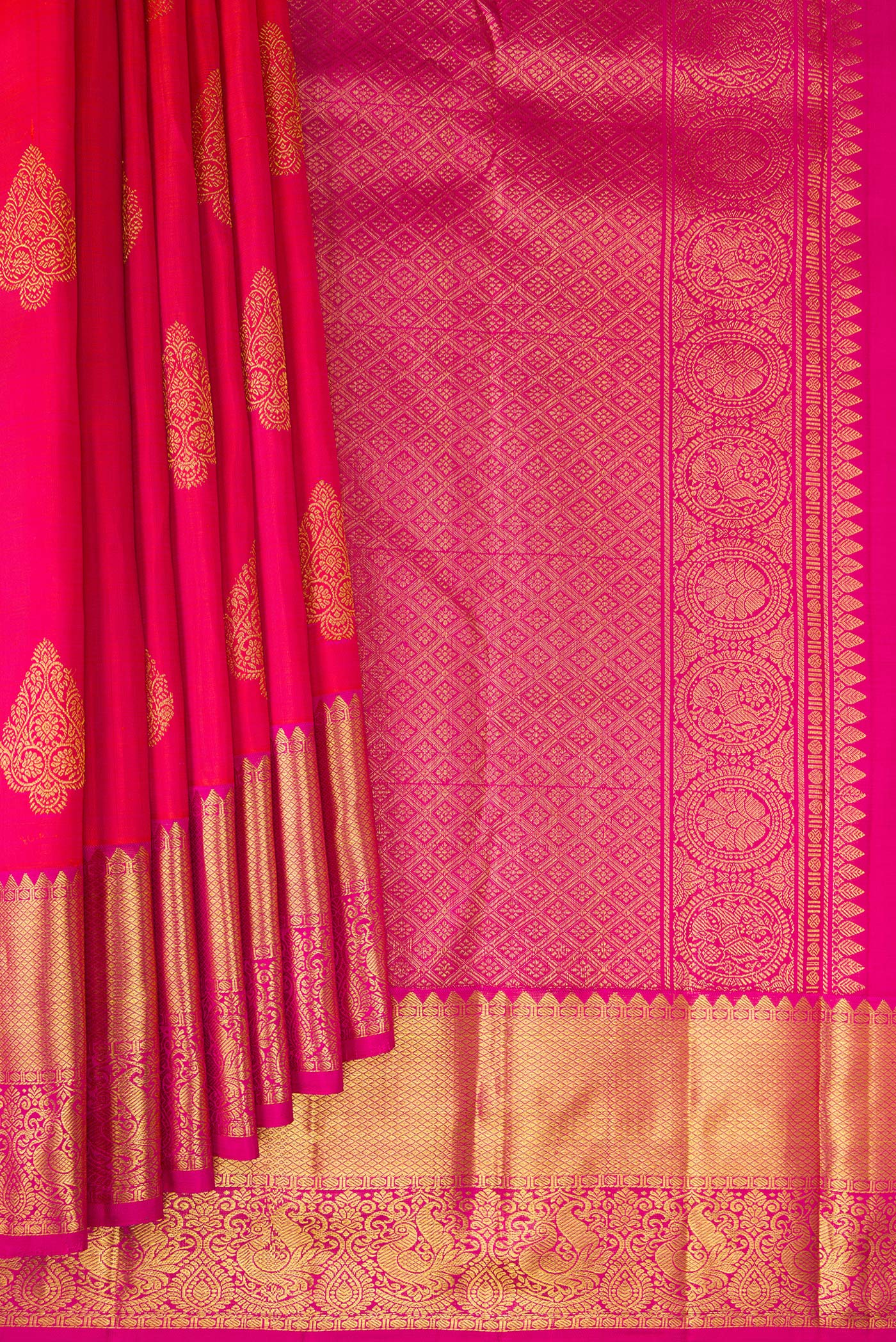 Pleats and pallu of Pink Dual Tone Kanjivaram Silk Saree with Zari Butta on the body and Zari Border. 