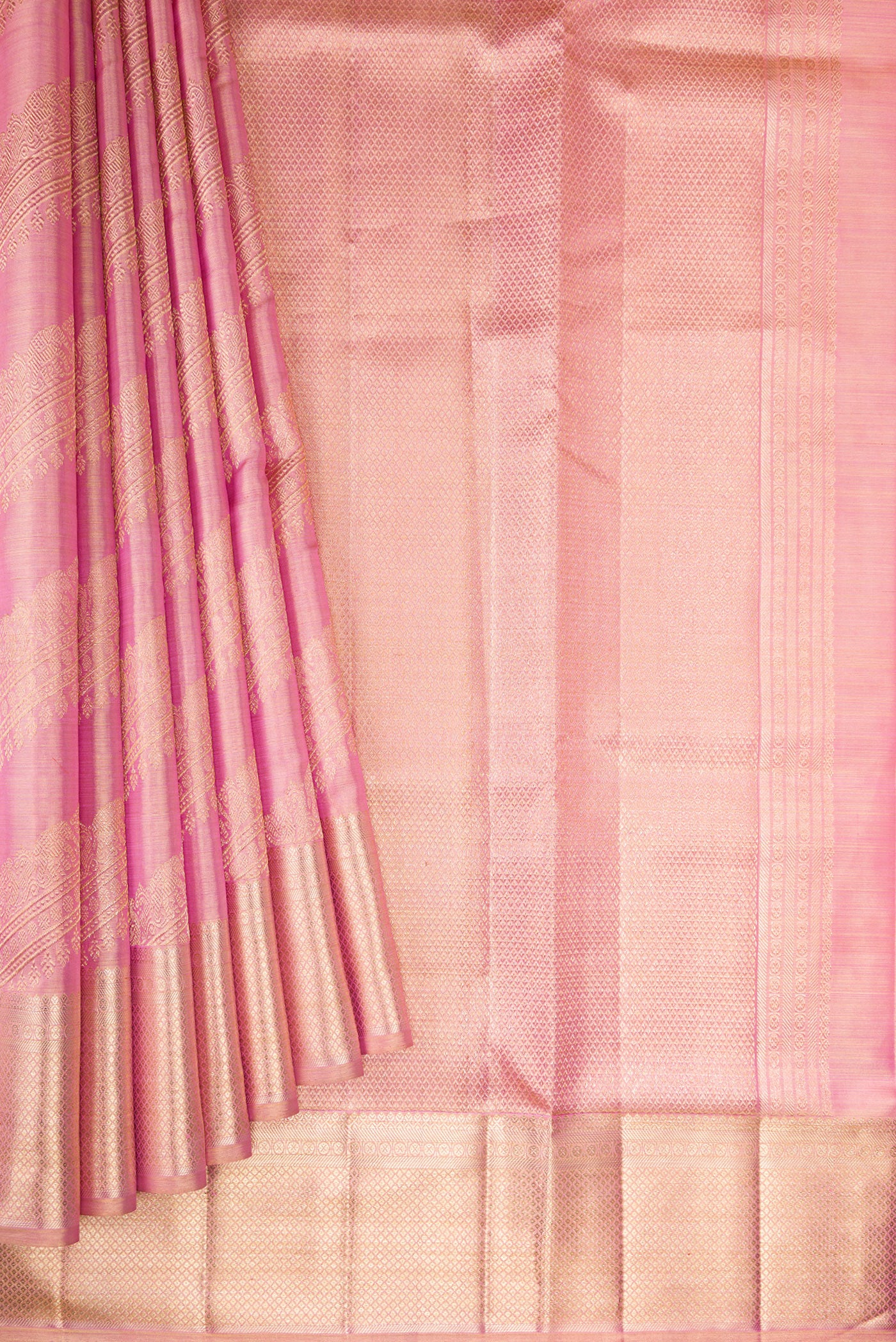 Pleats and pallu of Rose pink Dual Tone Kanjivaram Tissue Silk Saree with Zari Brocade on the body and Zari Border. 