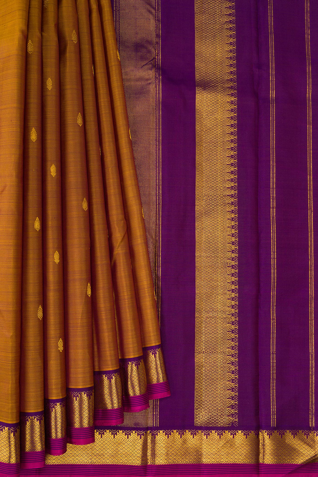Pleats and pallu of Mehandi Green Dual Tone Kanchipuram Silk Saree with Zari Butta on the body and Zari Border. 