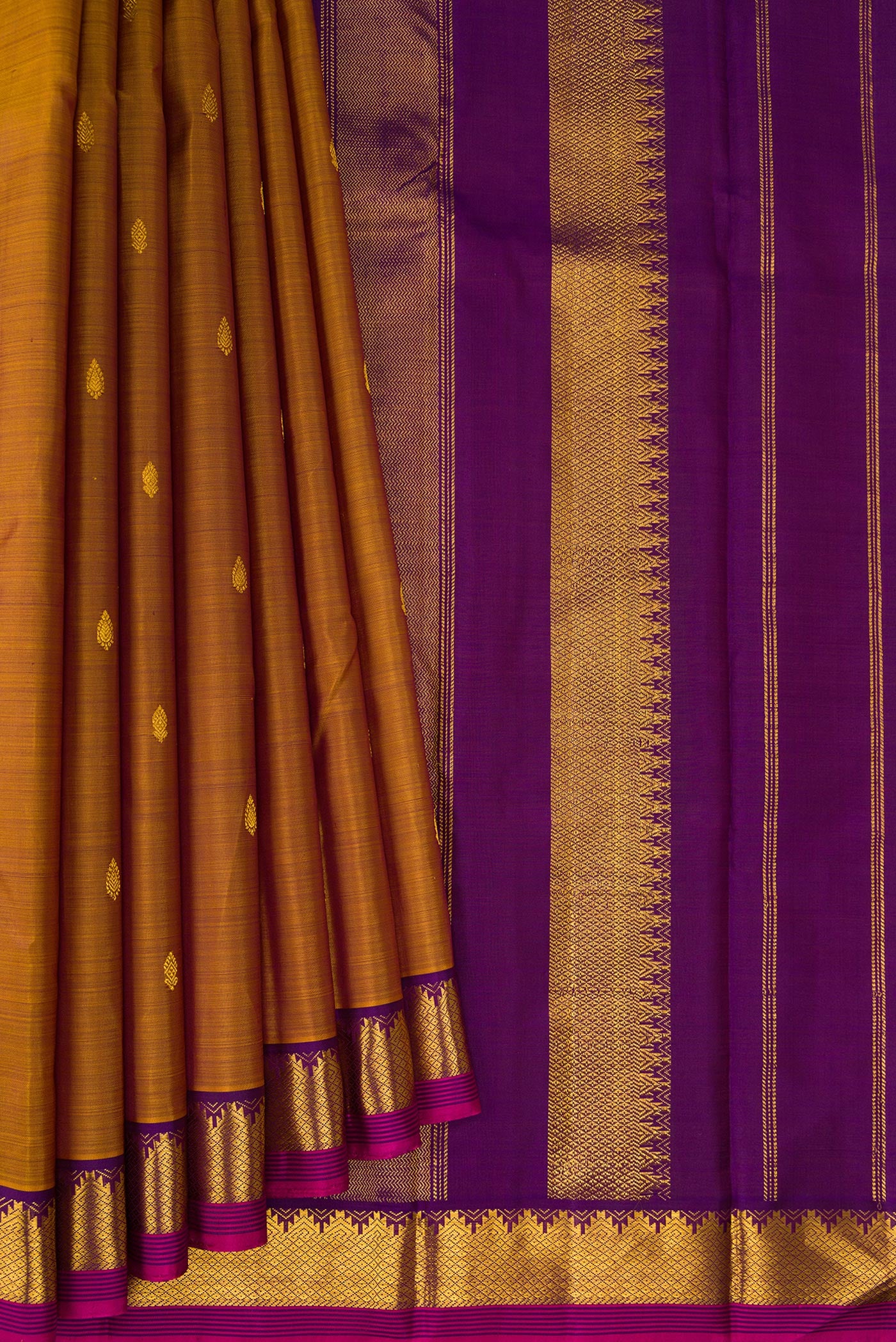 Pleats and pallu of Mehandi Green Dual Tone Kanchipuram Silk Saree with Zari Butta on the body and Zari Border. 