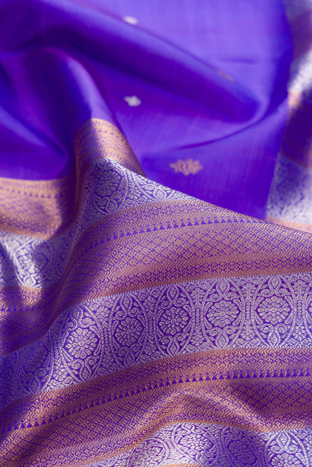 Close up of Pure Silk Royal Blue Dual Tone Kanjivaram Saree with Stripes on the body and Without Border.  displaying folds