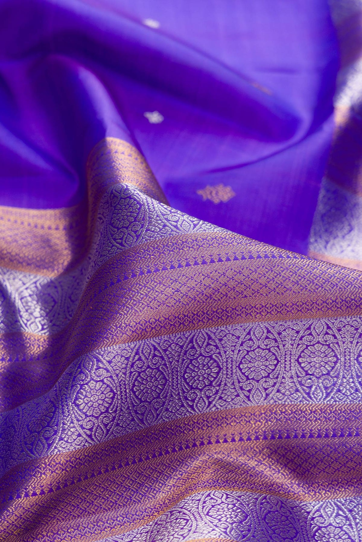 Close up of Pure Silk Royal Blue Dual Tone Kanjivaram Saree with Stripes on the body and Without Border.  displaying folds