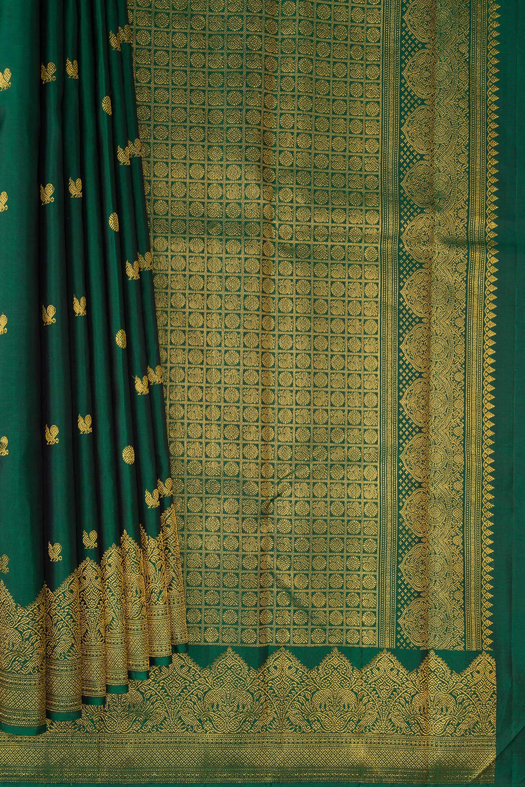 Pleats and pallu of Pure Silk Bottle Green Dual Tone Kanjivaram Saree with Zari Butta on the body and Fancy Border. 