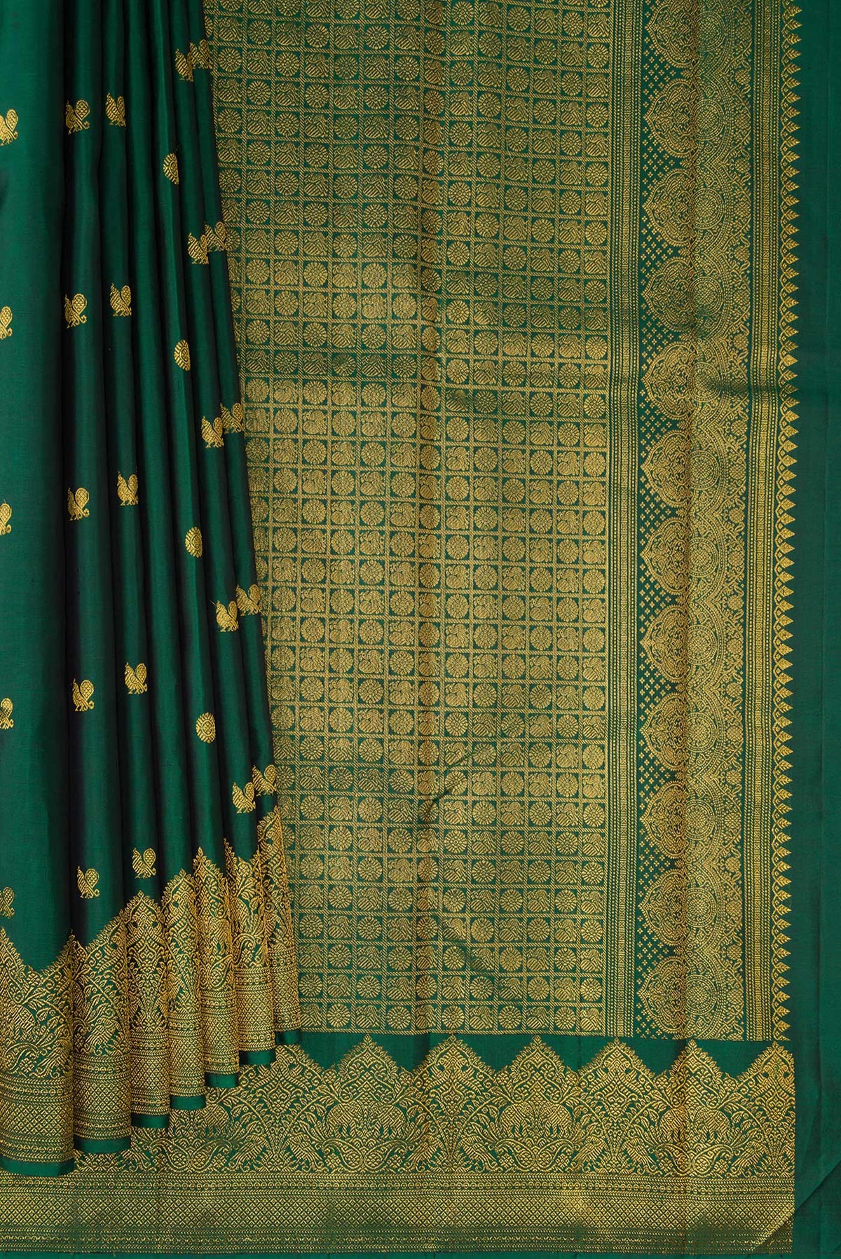 Pleats and pallu of Pure Silk Bottle Green Dual Tone Kanjivaram Saree with Zari Butta on the body and Fancy Border. 