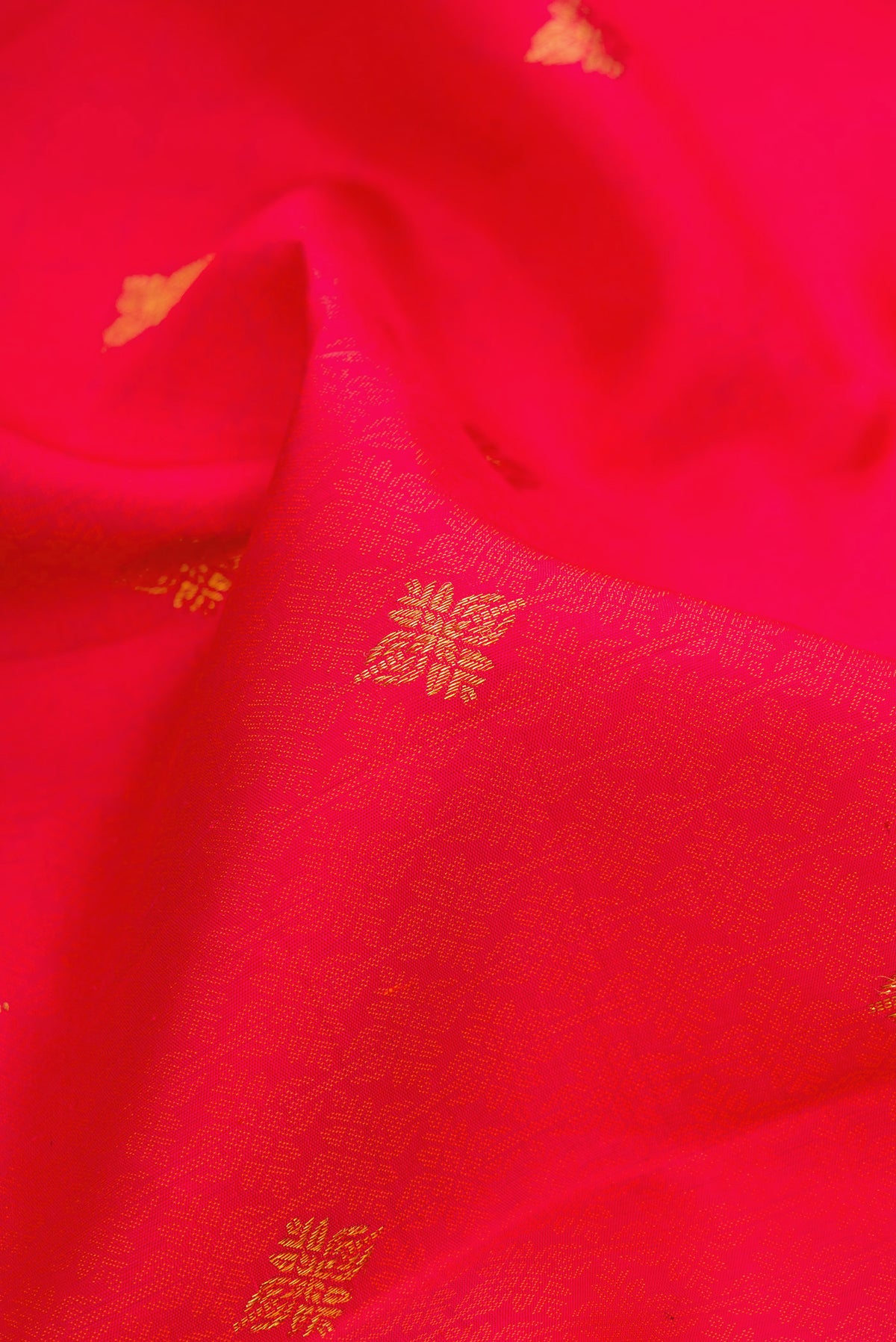 Close up of Pure Silk Dark Pink Dual Tone Kanchipuram Saree with Jacquard With Zari Butta on the body and Fancy Border.  displaying folds