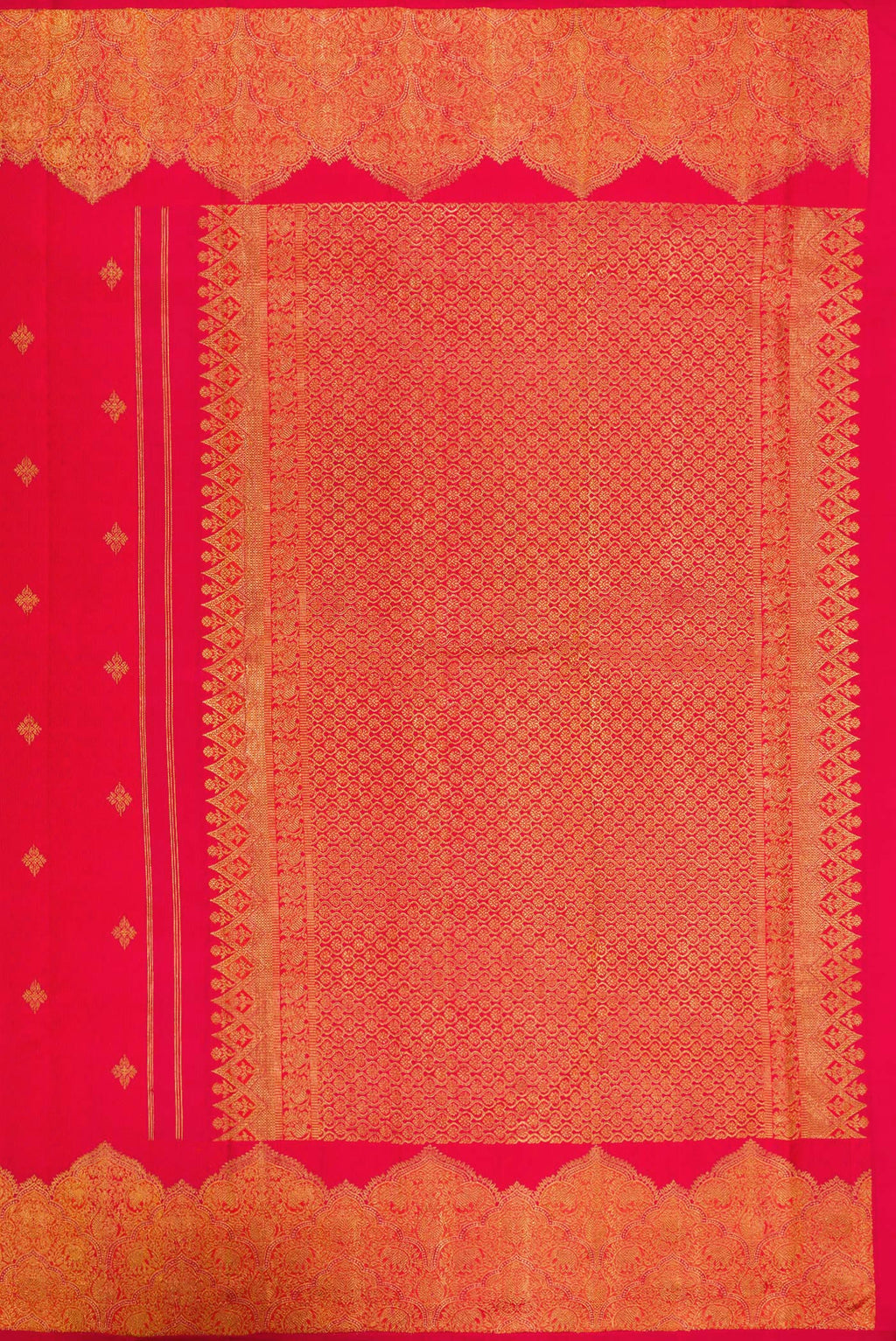 Close up image of the pallu of Pure Silk Dark Pink Dual Tone Kanchipuram Saree with Jacquard With Zari Butta on the body and Fancy Border. 
