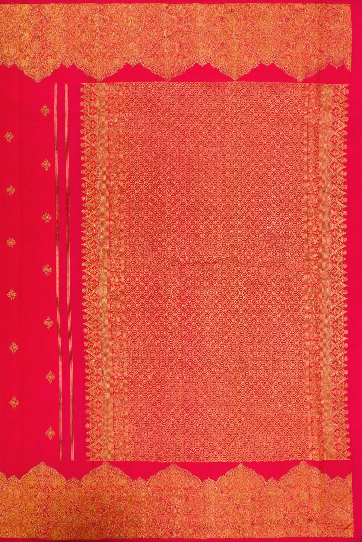 Close up image of the pallu of Pure Silk Dark Pink Dual Tone Kanchipuram Saree with Jacquard With Zari Butta on the body and Fancy Border. 