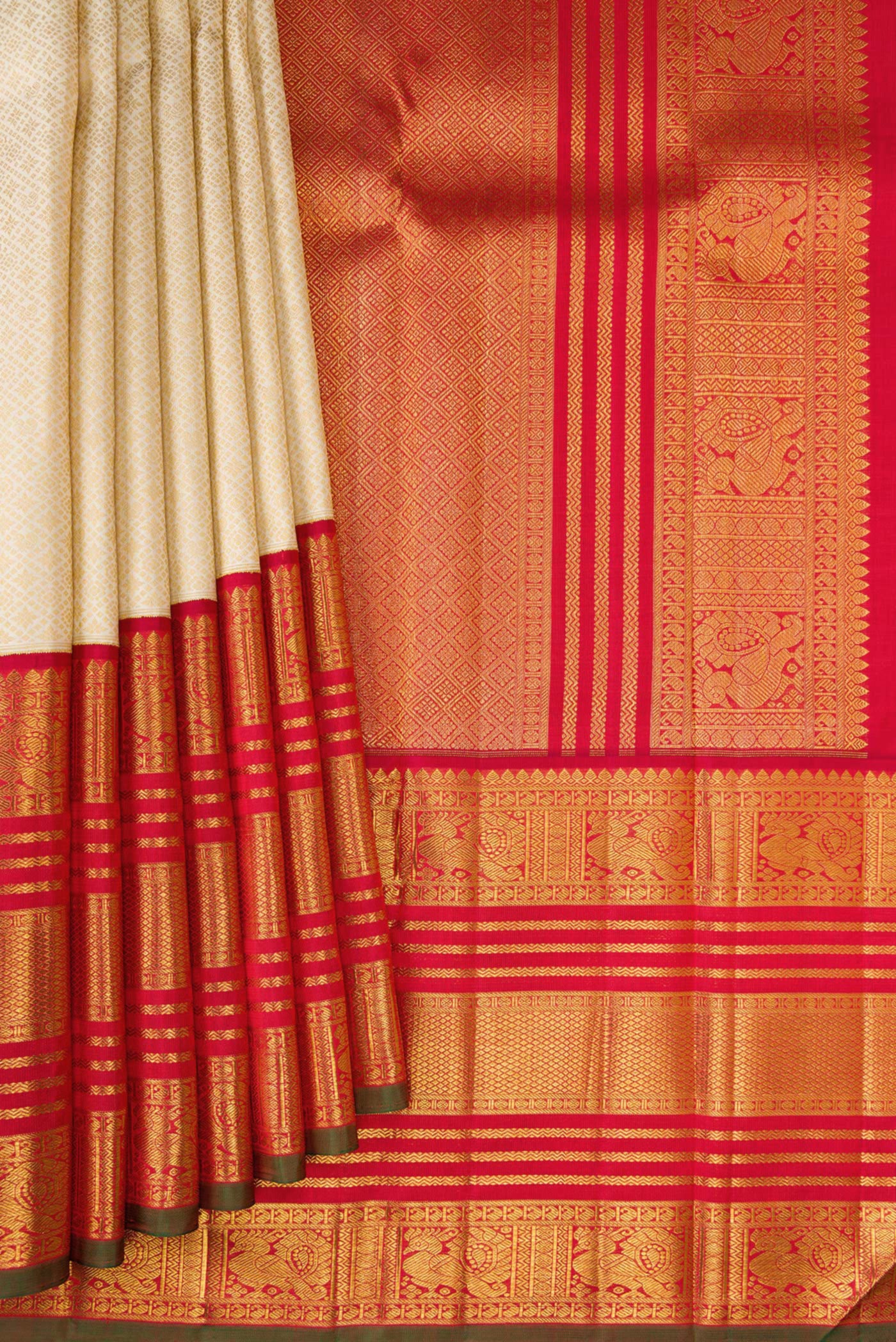 Pleats and pallu of Pure Silk Pure Zari Off White Kanchipuram Saree with Jacquard design on the body and Zari Border. 