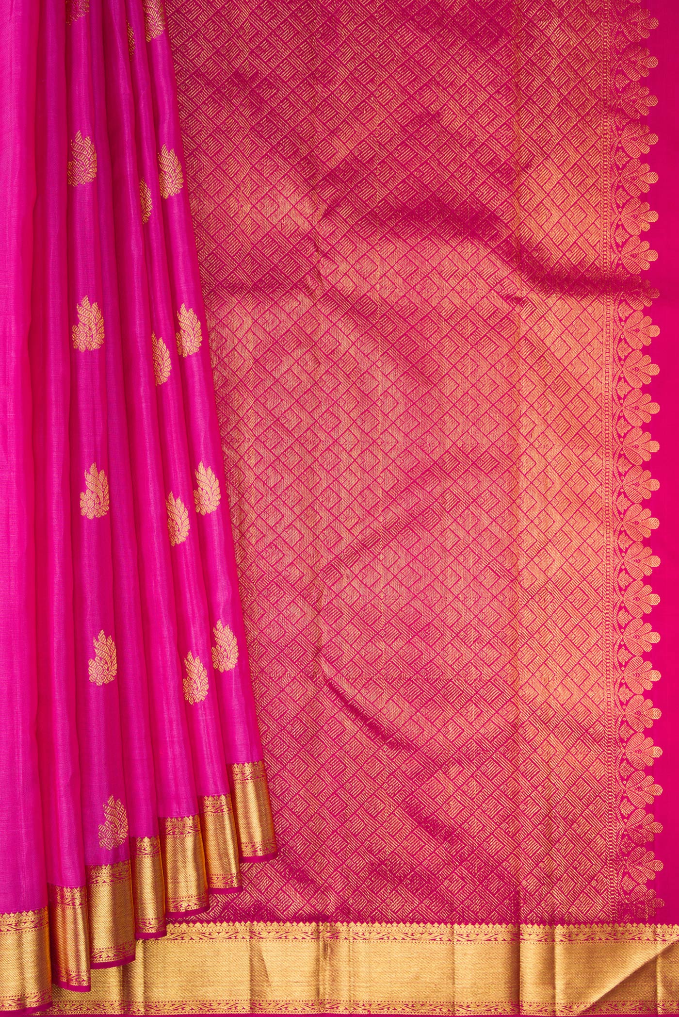 Pleats and pallu of Pure Silk Rose pink Kanchipuram Saree with Zari Butta on the body and Zari Border. 
