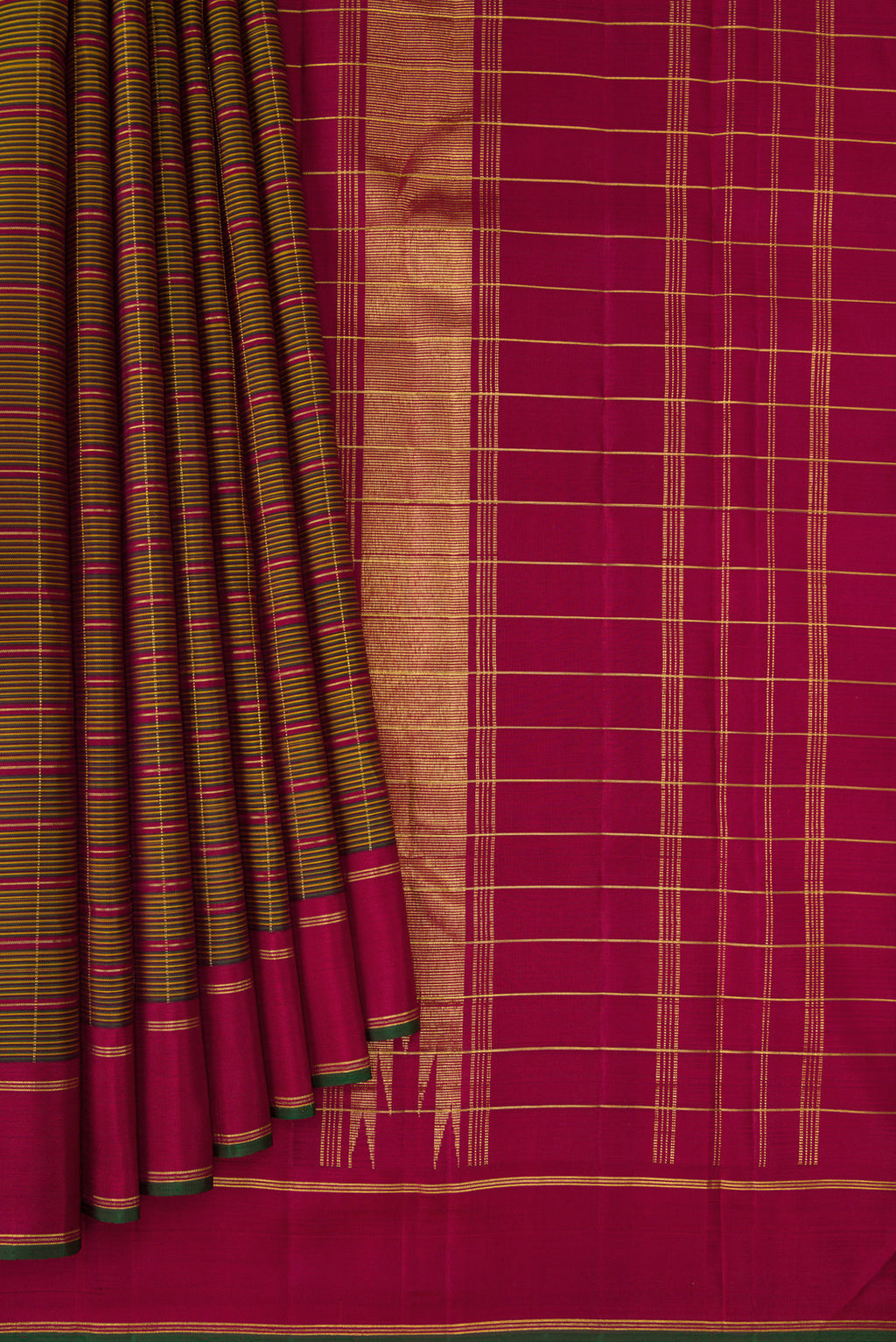 Pleats and pallu of Mehandi Green Kanchipuram Silk Saree with Checked design on the body and Zari Border. 