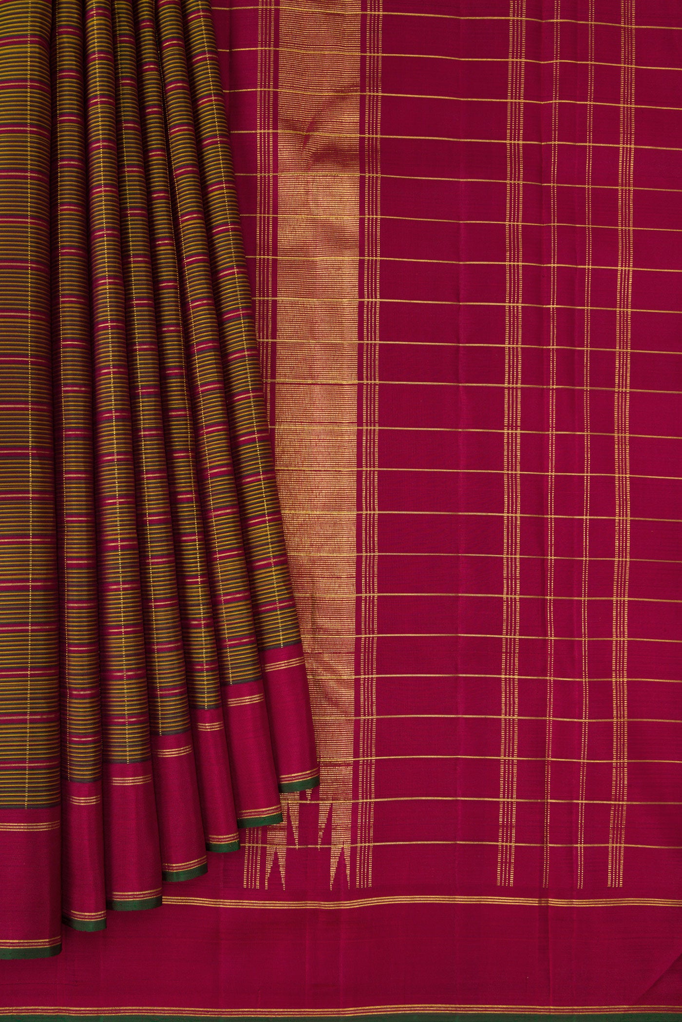 Pleats and pallu of Mehandi Green Kanchipuram Silk Saree with Checked design on the body and Zari Border. 