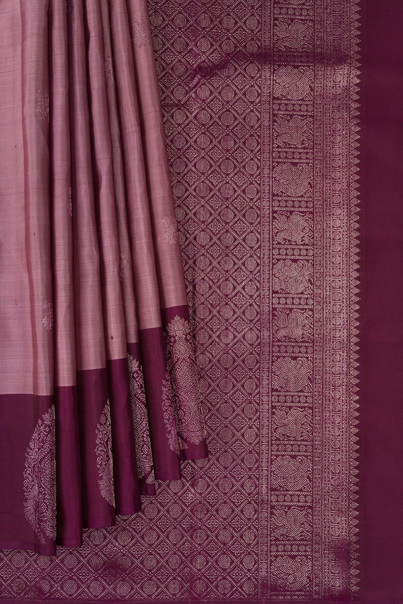 Pleats and pallu of Mauve Kanchipuram Silk Saree with Zari Butta on the body and Fancy Border. 
