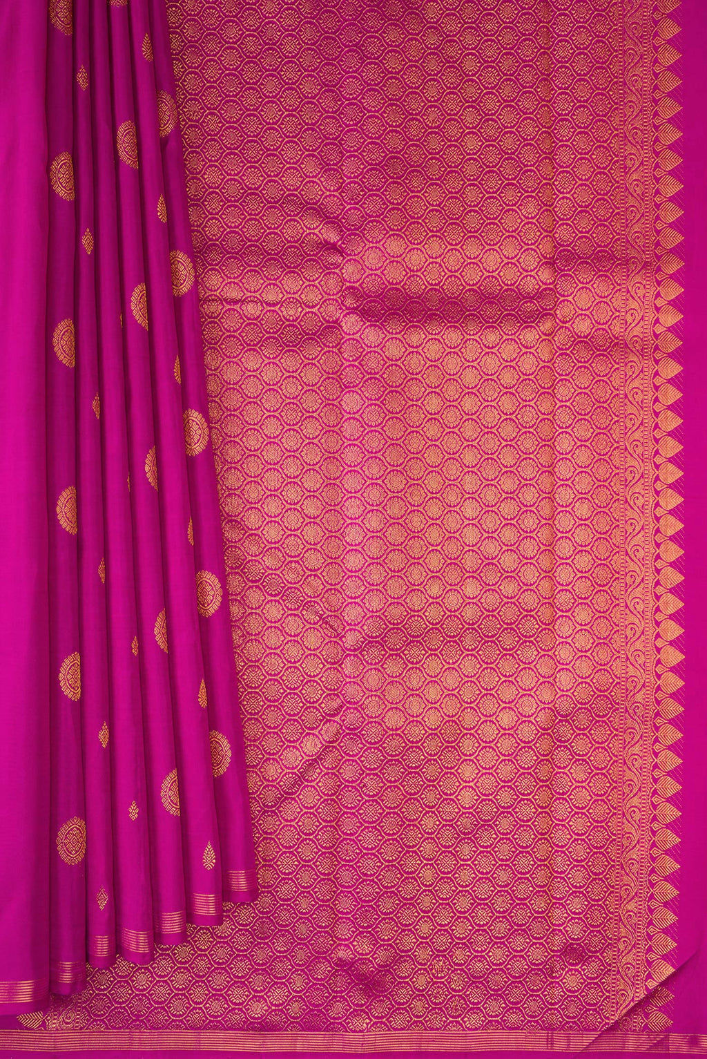 Pleats and pallu of Magenta Kanchipuram Silk Saree with Zari Butta on the body and Thin Zari Line. 