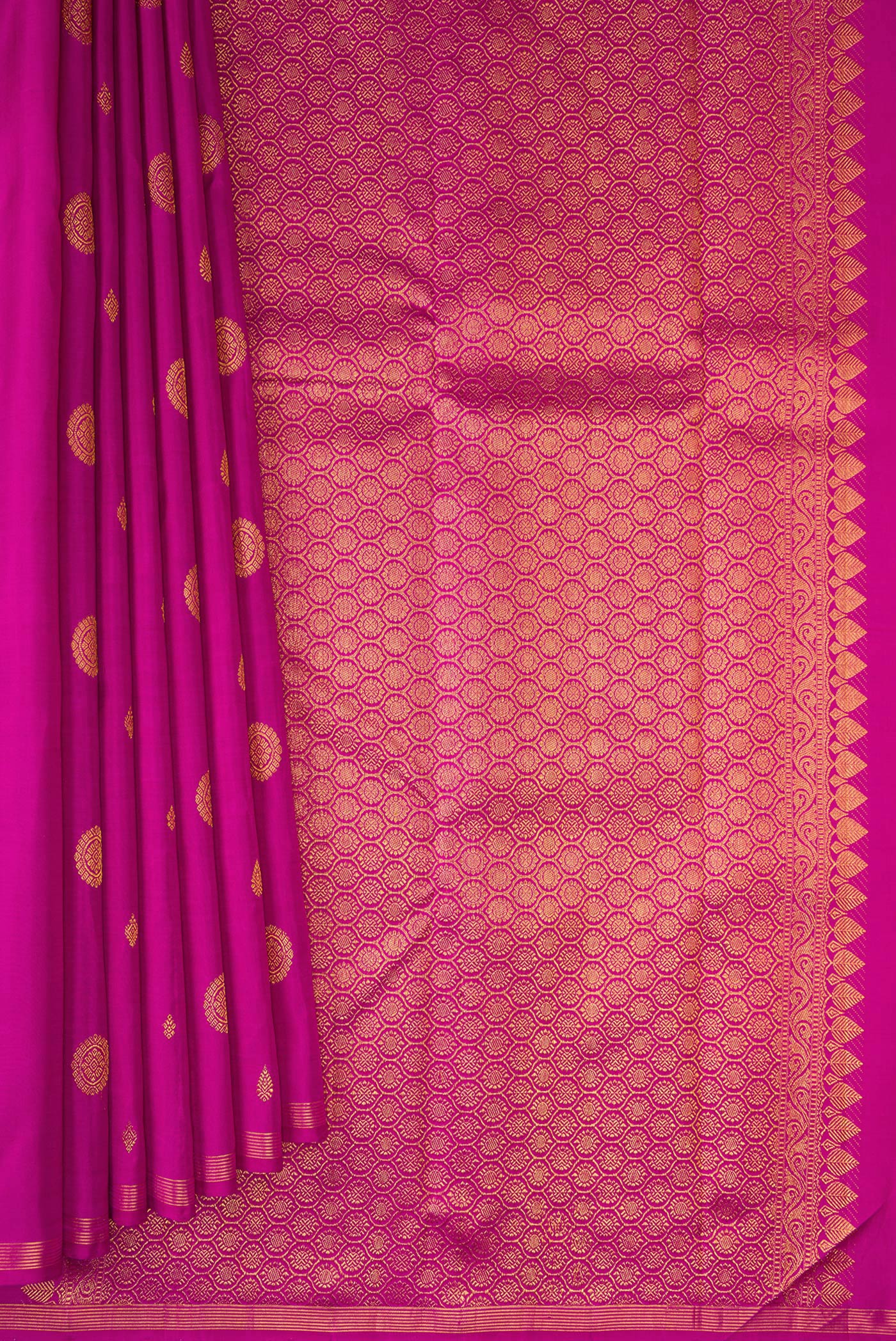 Pleats and pallu of Magenta Kanchipuram Silk Saree with Zari Butta on the body and Thin Zari Line. 