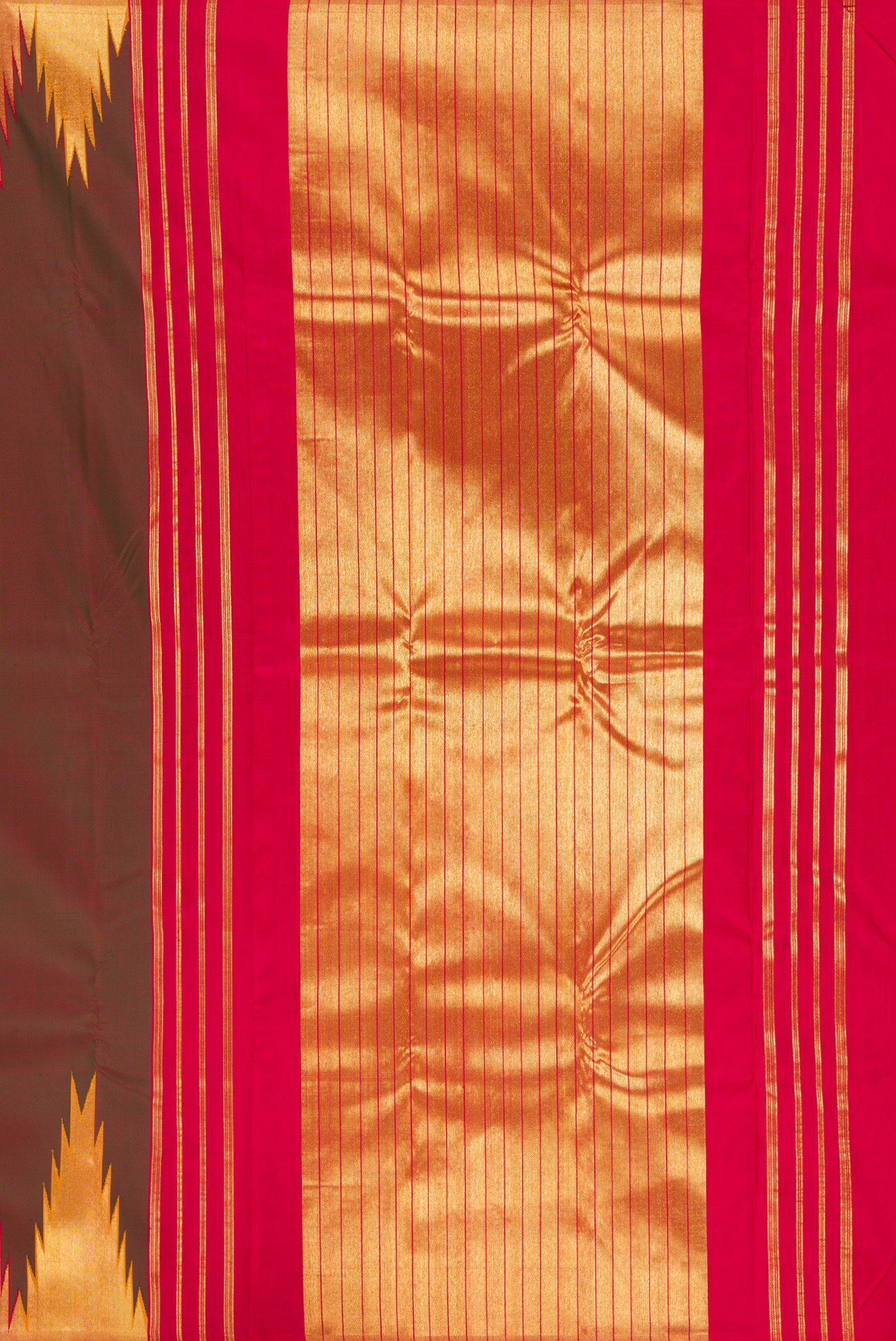 Close up image of the pallu of Mehandi Green Dual Tone Kanjivaram Silk Saree with Plain Body and Temple Border. 