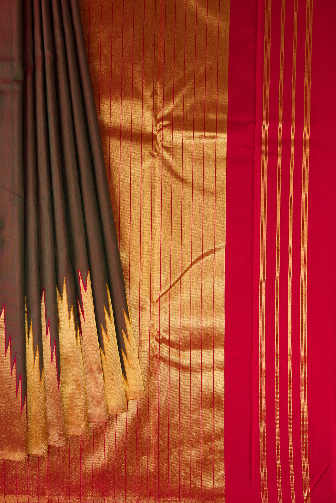 Pleats and pallu of Mehandi Green Dual Tone Kanjivaram Silk Saree with Plain Body and Temple Border. 