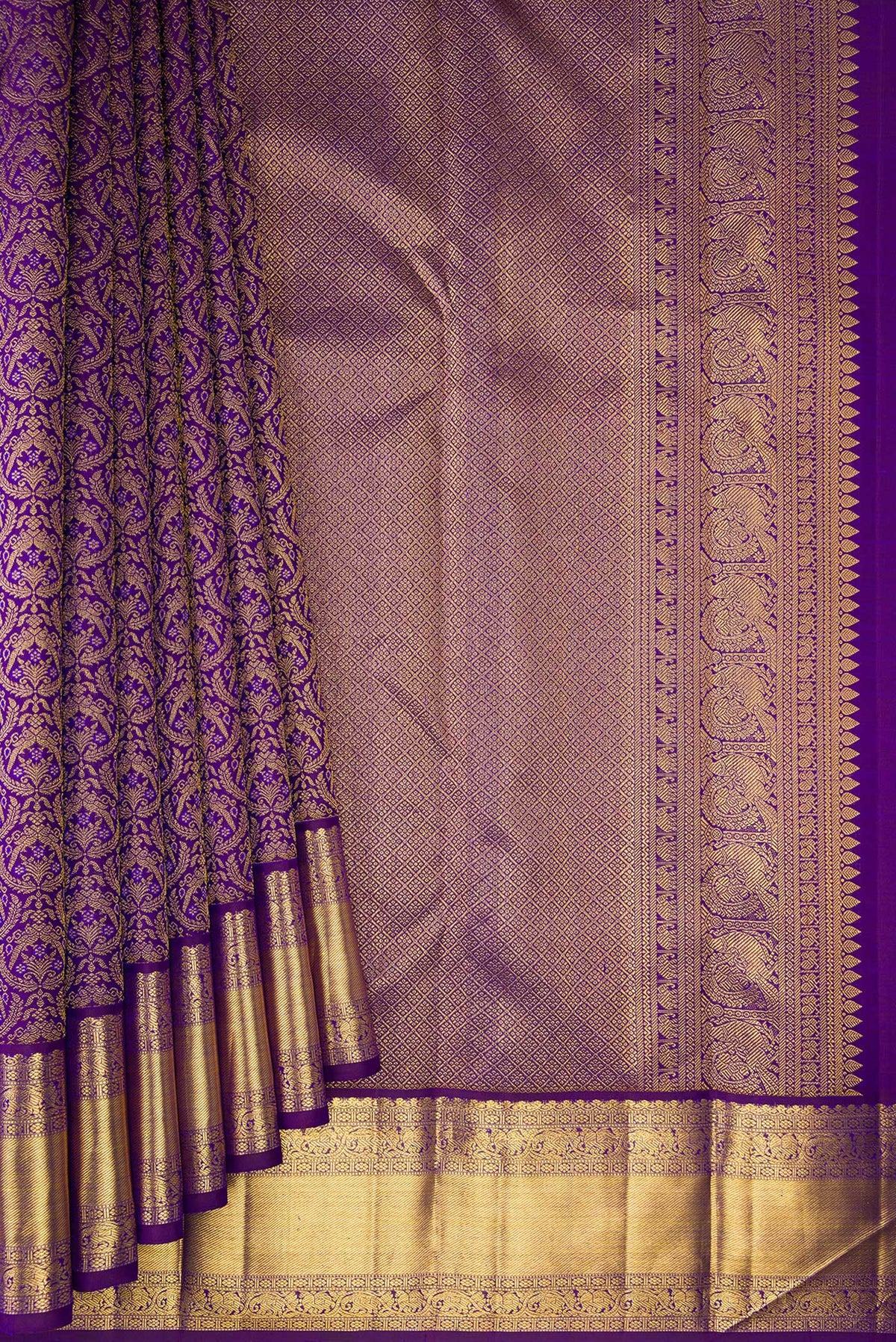 Pleats and pallu of Pure Silk Violet Kanchipuram Saree with Zari Brocade on the body and Zari Border. 