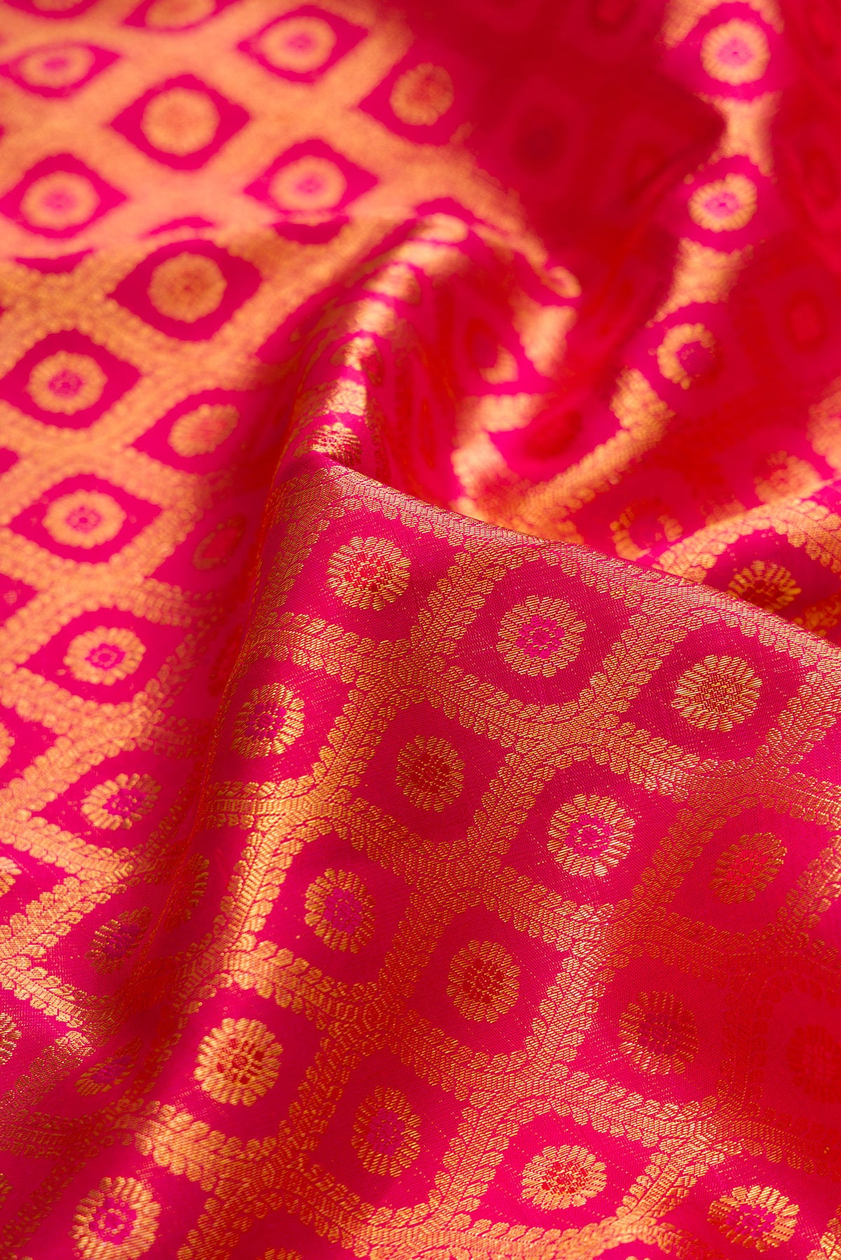 Close up of Pure Silk Dark Pink Dual Tone Kanchipuram Saree with Zari Brocade on the body and Zari Border.  displaying folds