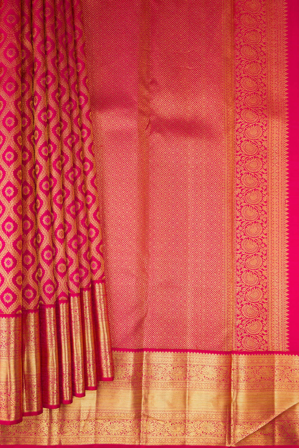 Pleats and pallu of Pure Silk Dark Pink Dual Tone Kanchipuram Saree with Zari Brocade on the body and Zari Border. 
