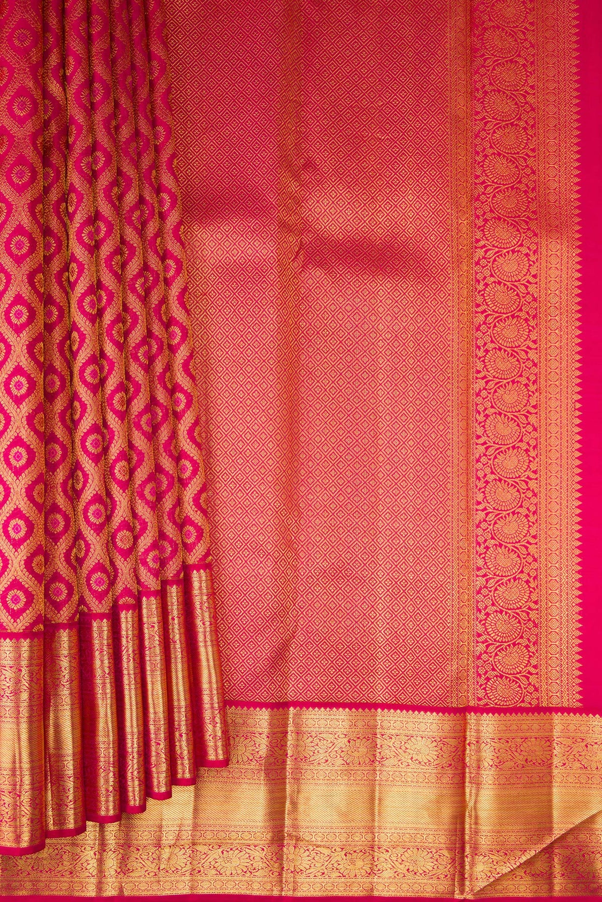 Pleats and pallu of Pure Silk Dark Pink Dual Tone Kanchipuram Saree with Zari Brocade on the body and Zari Border. 