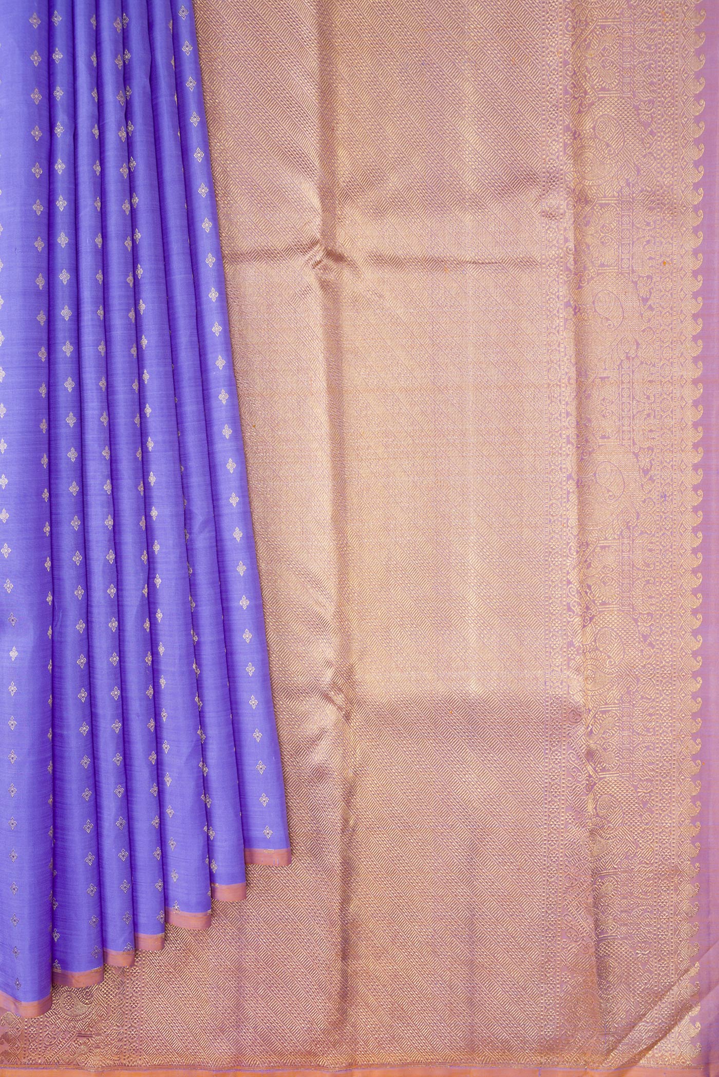 Pleats and pallu of Lavender Kanchipuram Silk Saree with Zari Butta on the body and Without Border. 