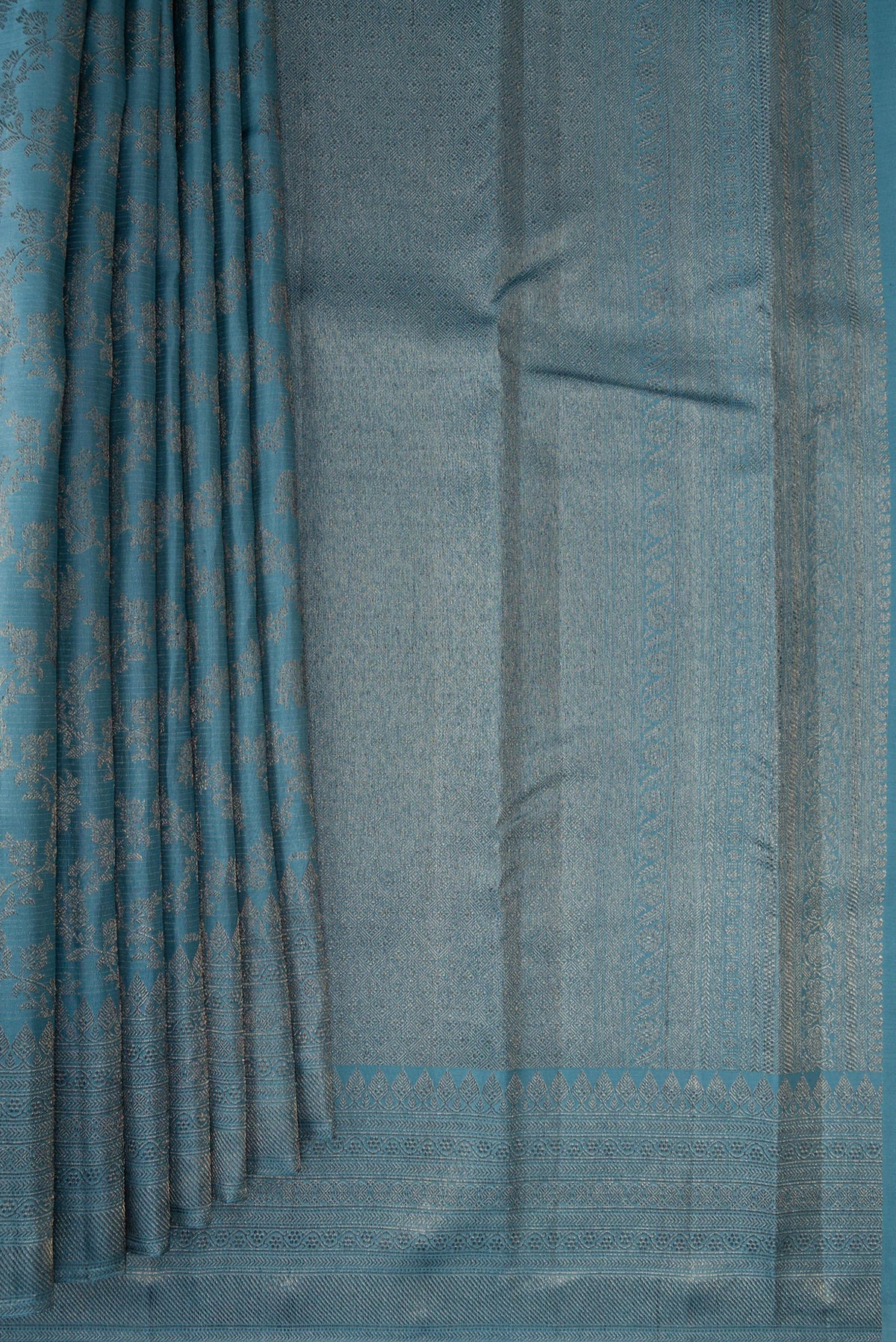 Pleats and pallu of Pure Silk Maya Blue Dual Tone Kanjivaram Saree with Zari Brocade on the body and Fancy Border. 