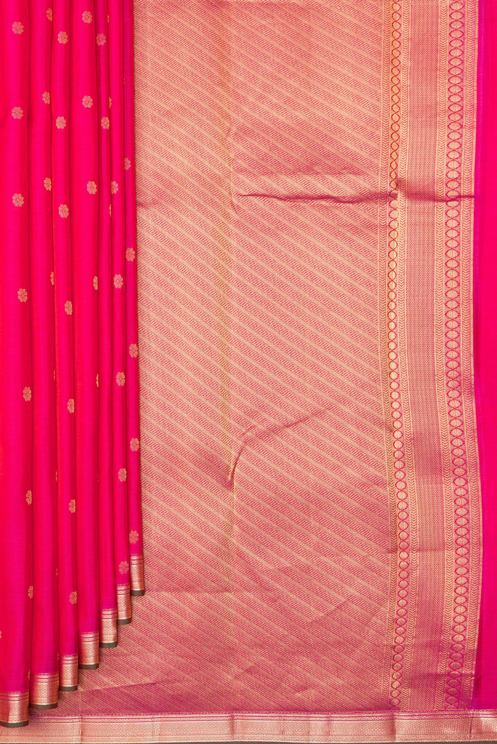 Pleats and pallu of Pure Silk Dark Pink Kanchipuram Saree with Zari Butta on the body and Zari Border. 