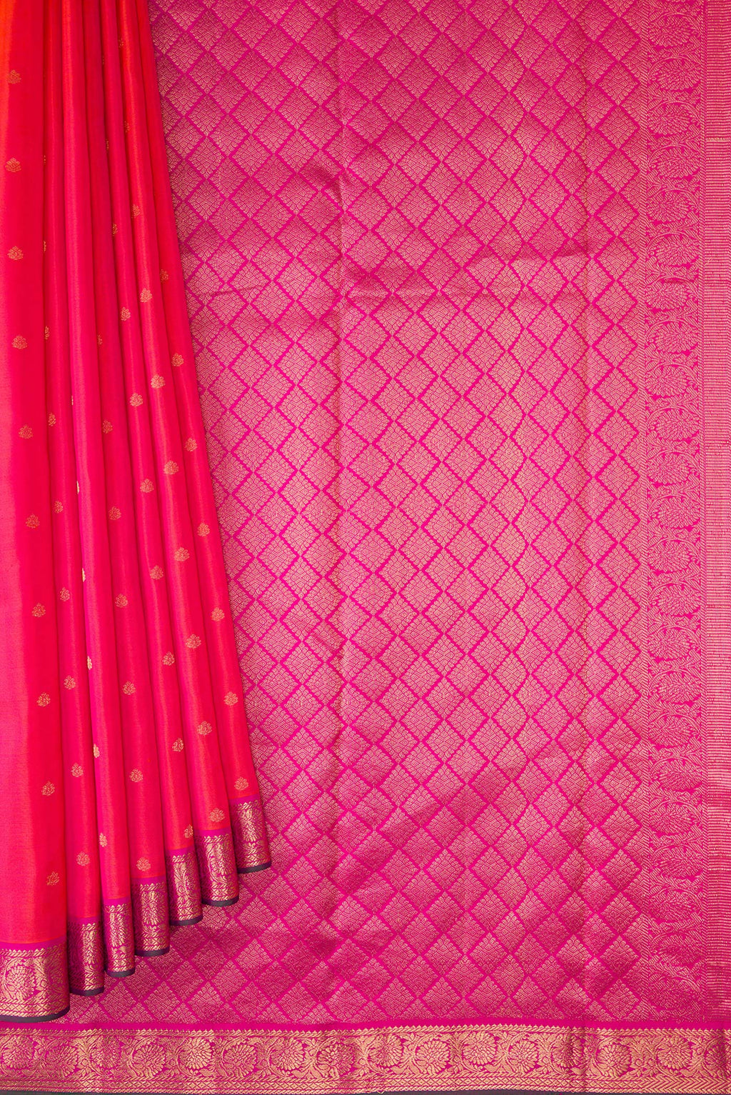 Pleats and pallu of Pink Dual Tone Kanchipuram Silk Saree with Zari Butta on the body and Zari Border. 